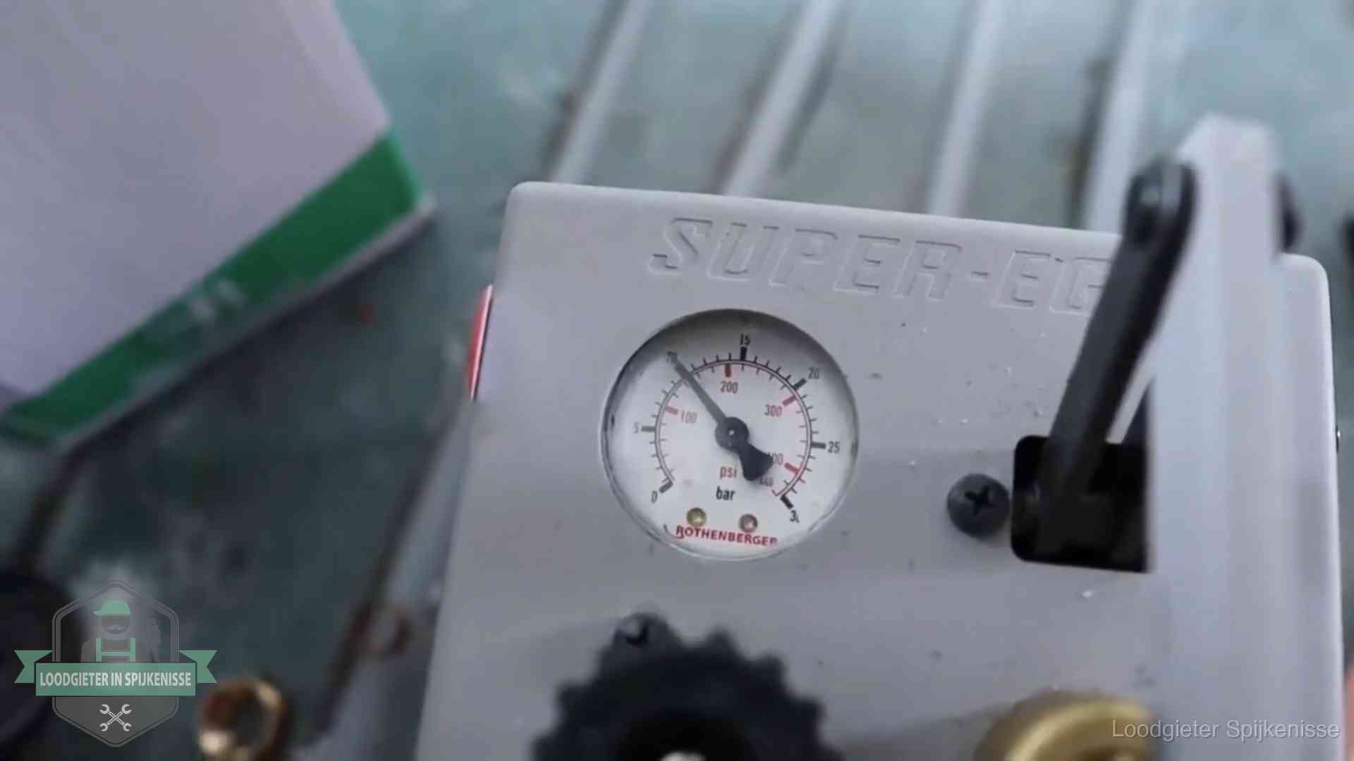 Manometer van een afperspomp bij controle van nieuw leidingwerk in Spijkenisse
