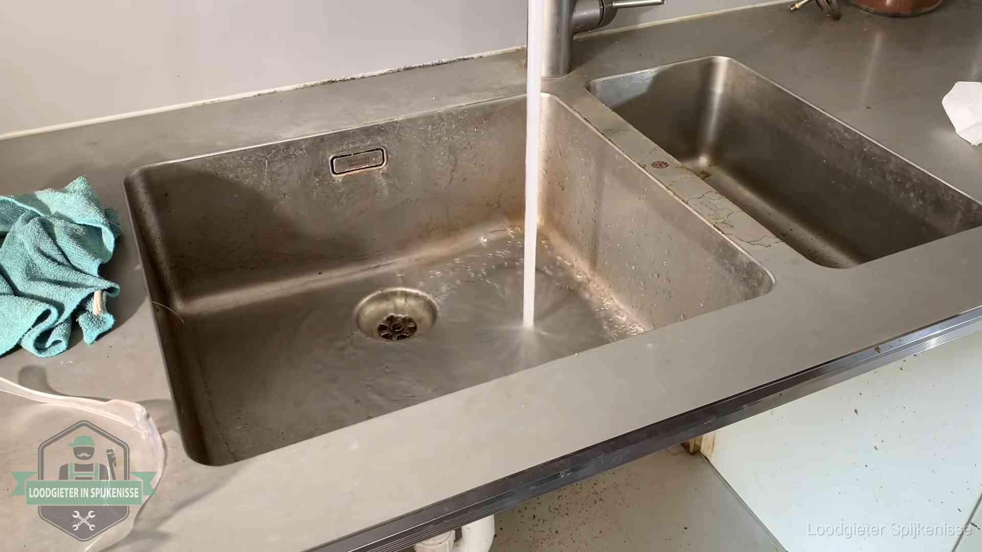 Doorstroomtest van de afvoer bij een gootsteen in Spijkenisse