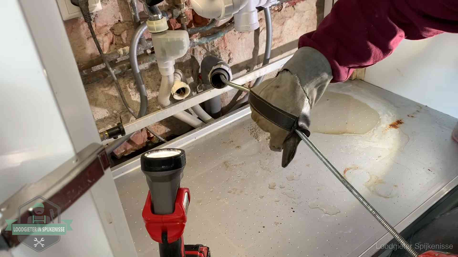 Ontstoppingsveer wordt preventief door een afvoeraansluiting gehaald in Spijkenisse