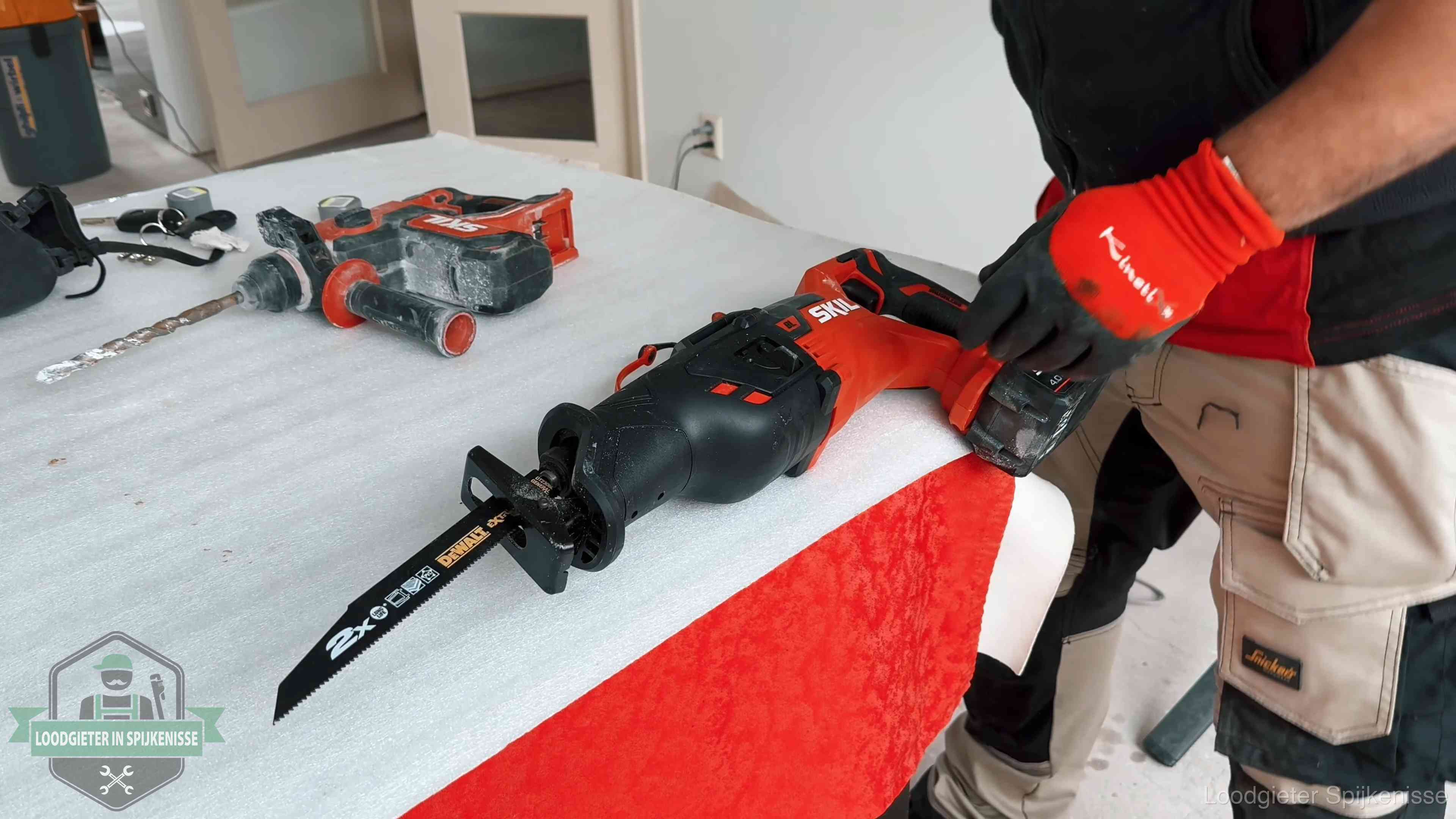 Professioneel gereedschap klaargelegd voor een klus in Spijkenisse