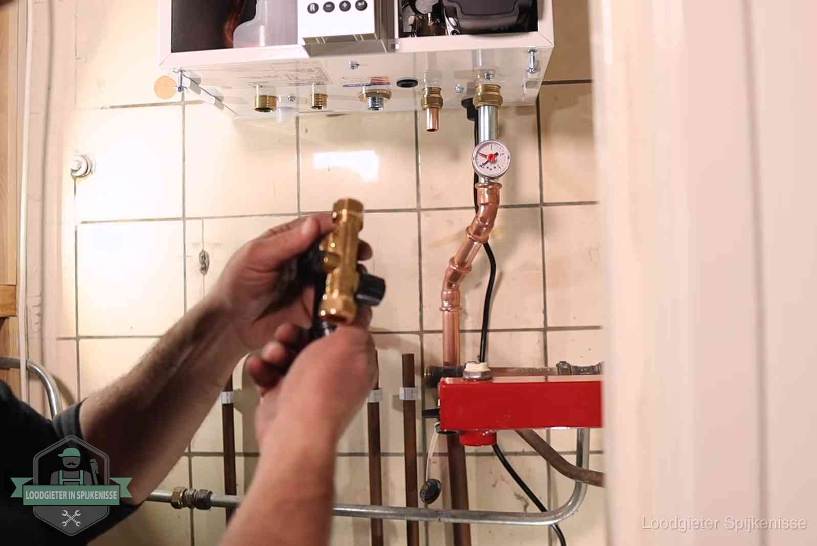 Vulkraan en manometer onder een cv-ketel voor het bijvullen van de waterdruk in Spijkenisse