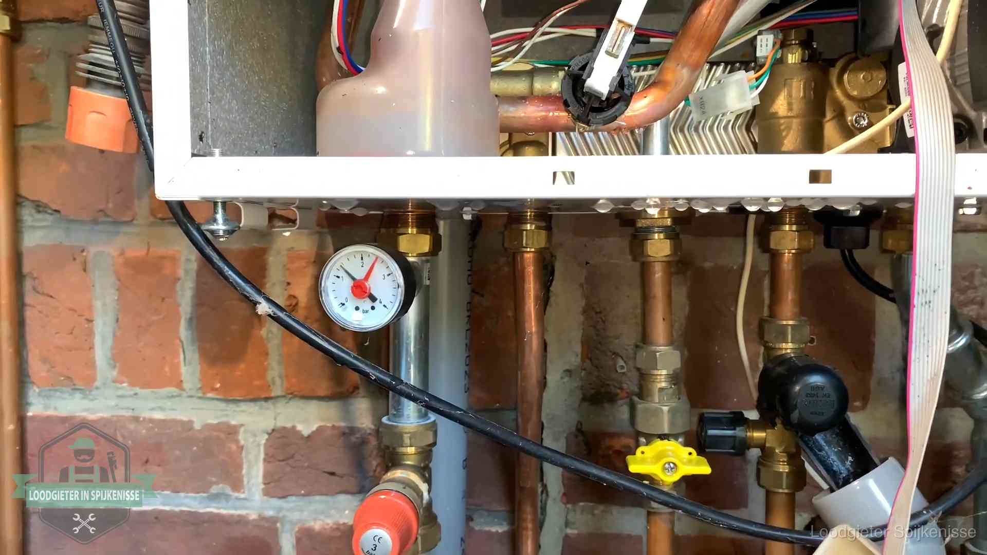Cv-ketel verliest druk in Spijkenisse Manometer en aansluitleidingen onder een cv-ketel in Spijkenisse bij controle op drukverlies