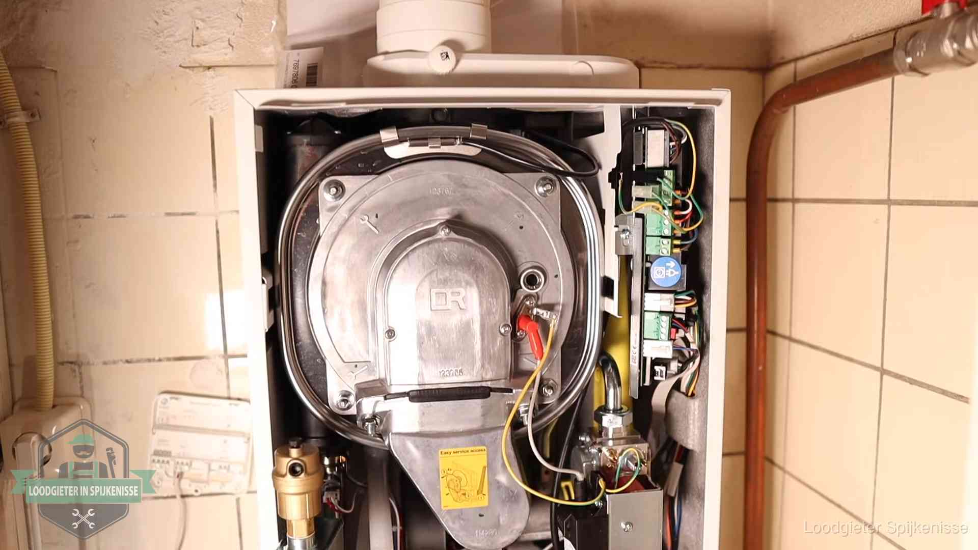 Geopende cv-ketel met warmtewisselaar tijdens periodiek onderhoud in Spijkenisse