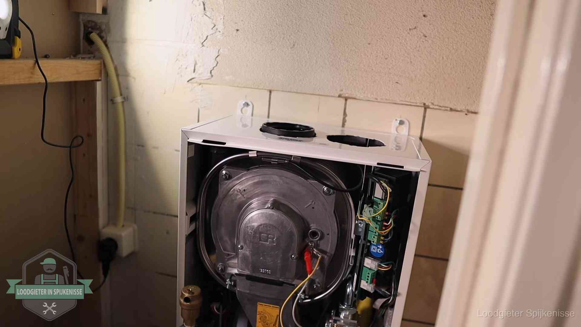 Geopende cv-ketel tijdens een onderhoudsbeurt in Spijkenisse, met brander en warmtewisselaar zichtbaar