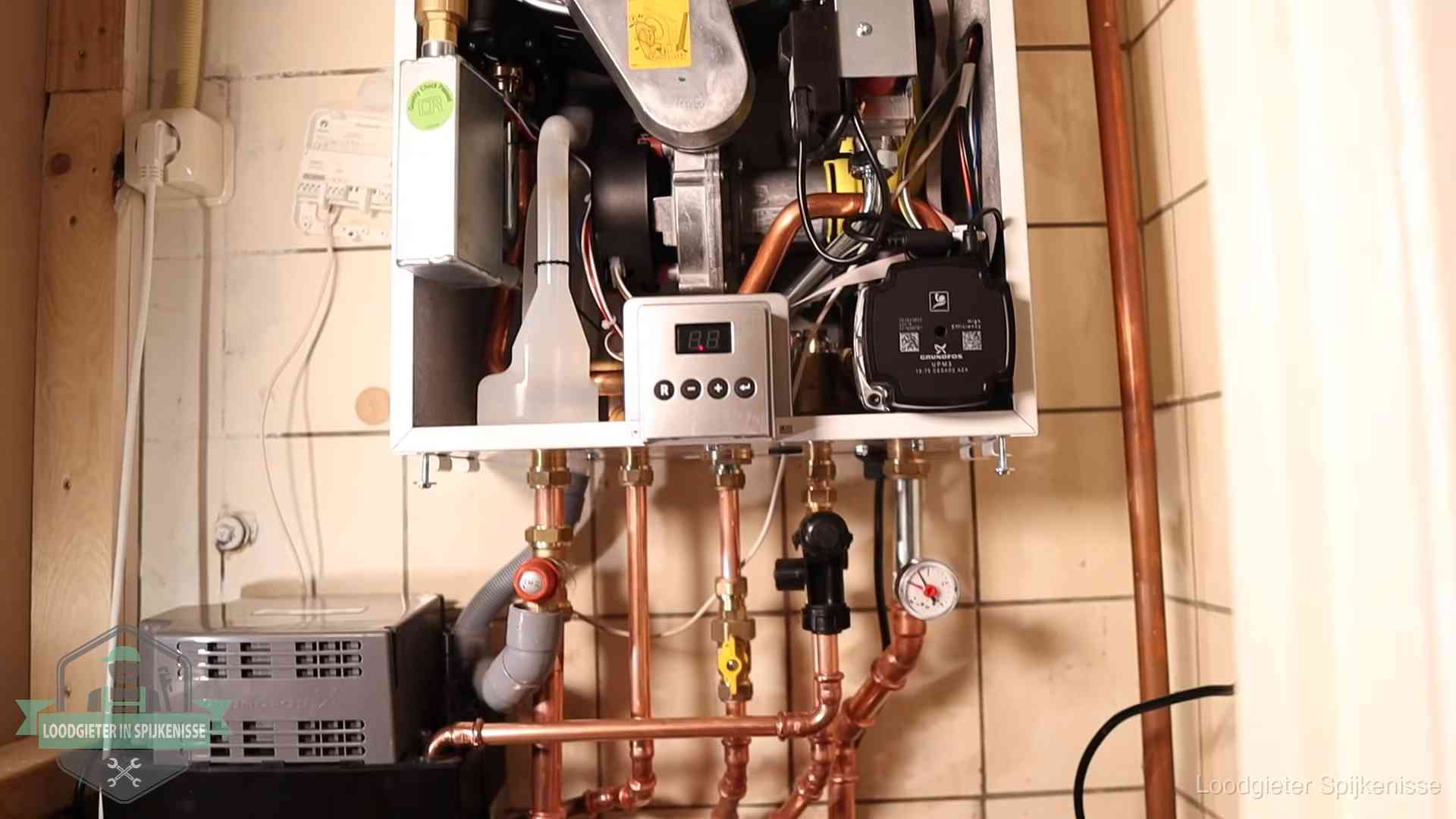 Geopende cv-ketel met brander en cv-pomp tijdens een onderhoudsbeurt in Spijkenisse