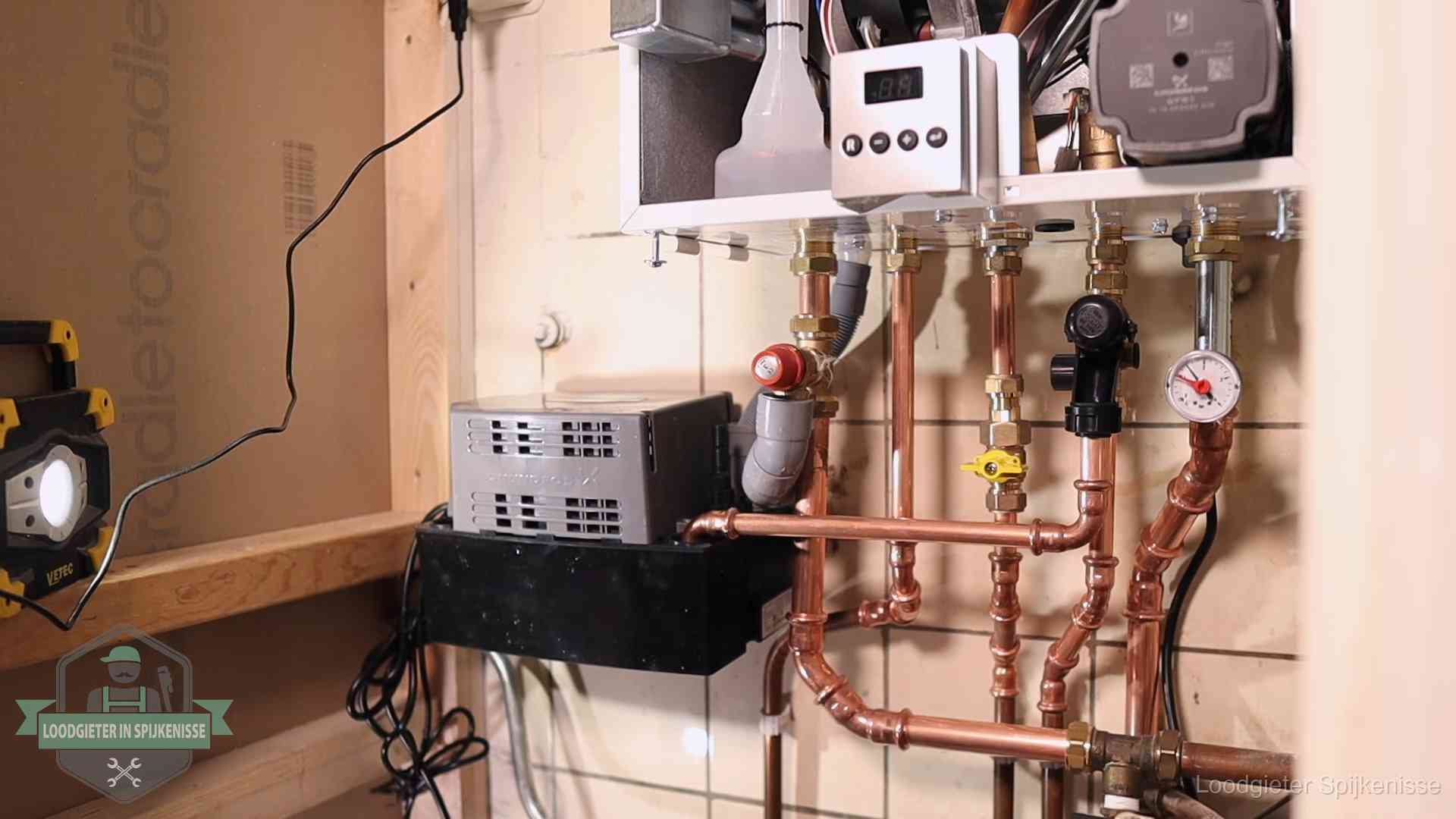 Nieuw koperen leidingwerk met pomp en manometer onder een vervangen cv-opstelling in Spijkenisse