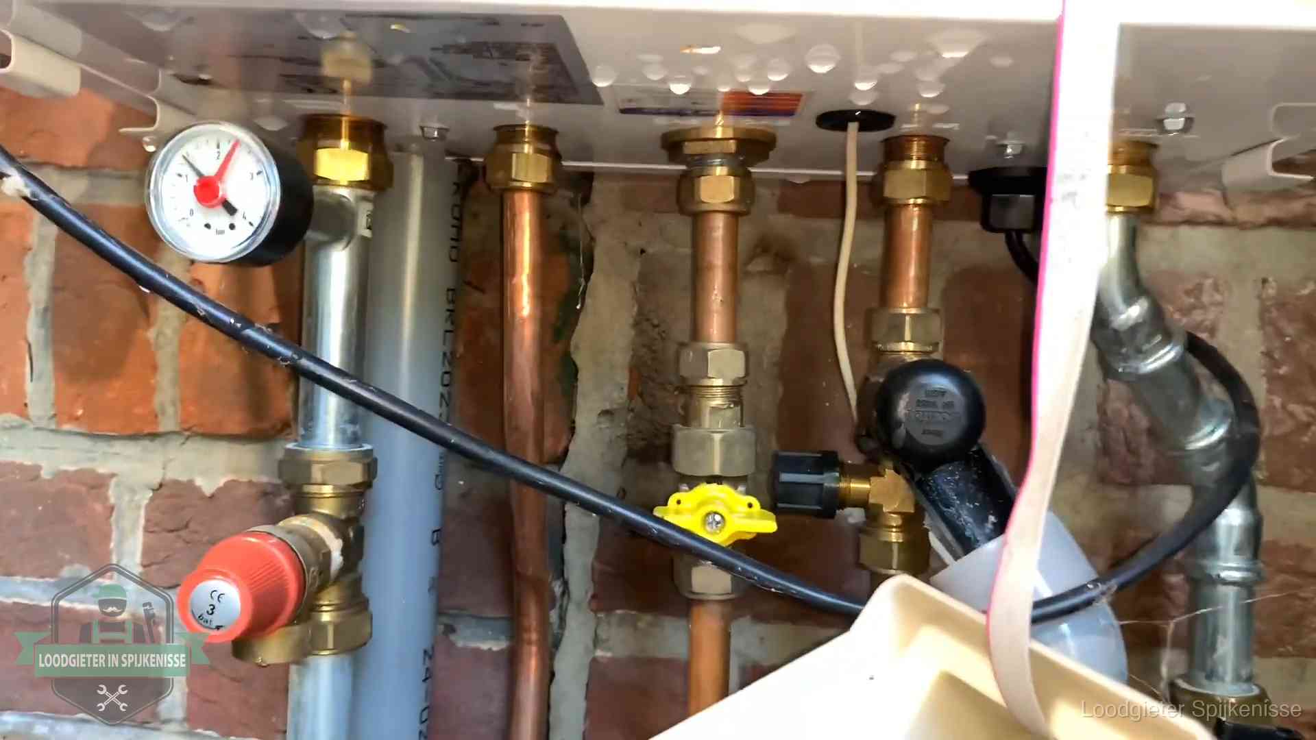 Onderaansluitingen van een cv-ketel met manometer en gaskraan in Spijkenisse