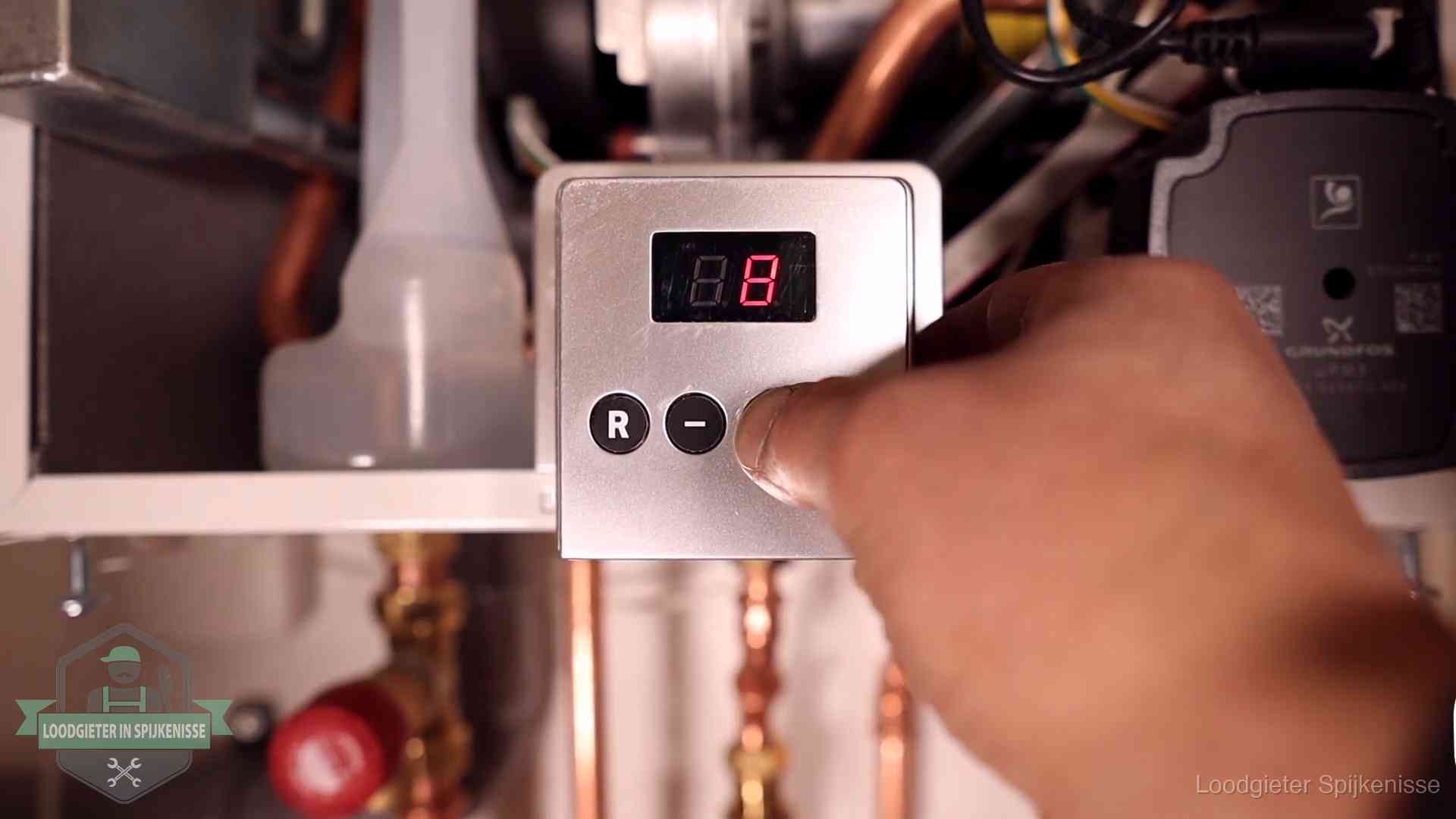 Monteur bedient het display van een cv-ketel bij een storing in Spijkenisse