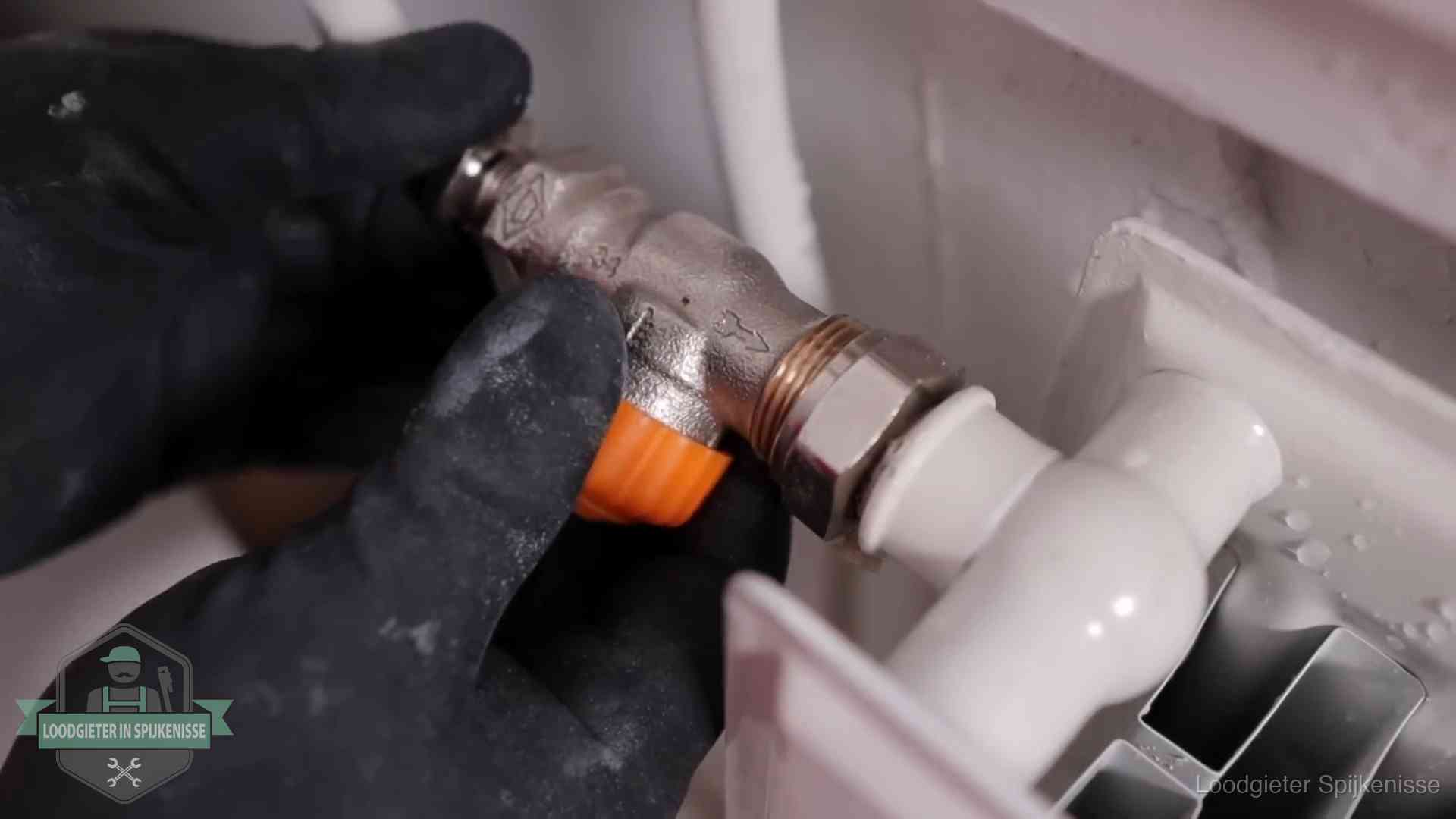 Thermostaatkraan wordt gemonteerd op een radiator in Spijkenisse voor het stookseizoen