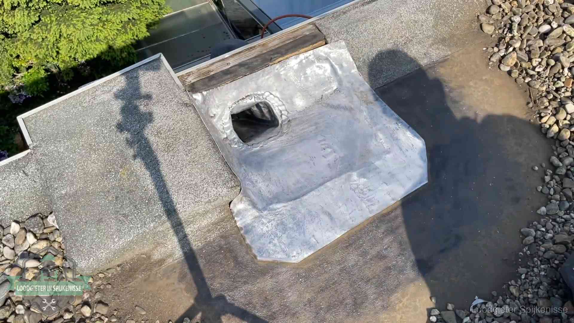 Noodafdichting bij daklekkage in Spijkenisse Vers afgedichte dakdoorvoer met lood en zink op een plat dak in Spijkenisse