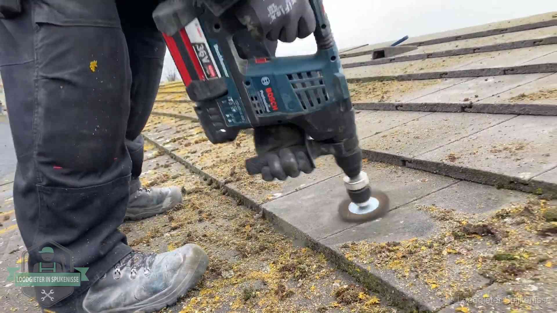 Dakonderhoud en preventie in Spijkenisse Betonnen dakpannen worden machinaal gereinigd tijdens dakonderhoud in Spijkenisse