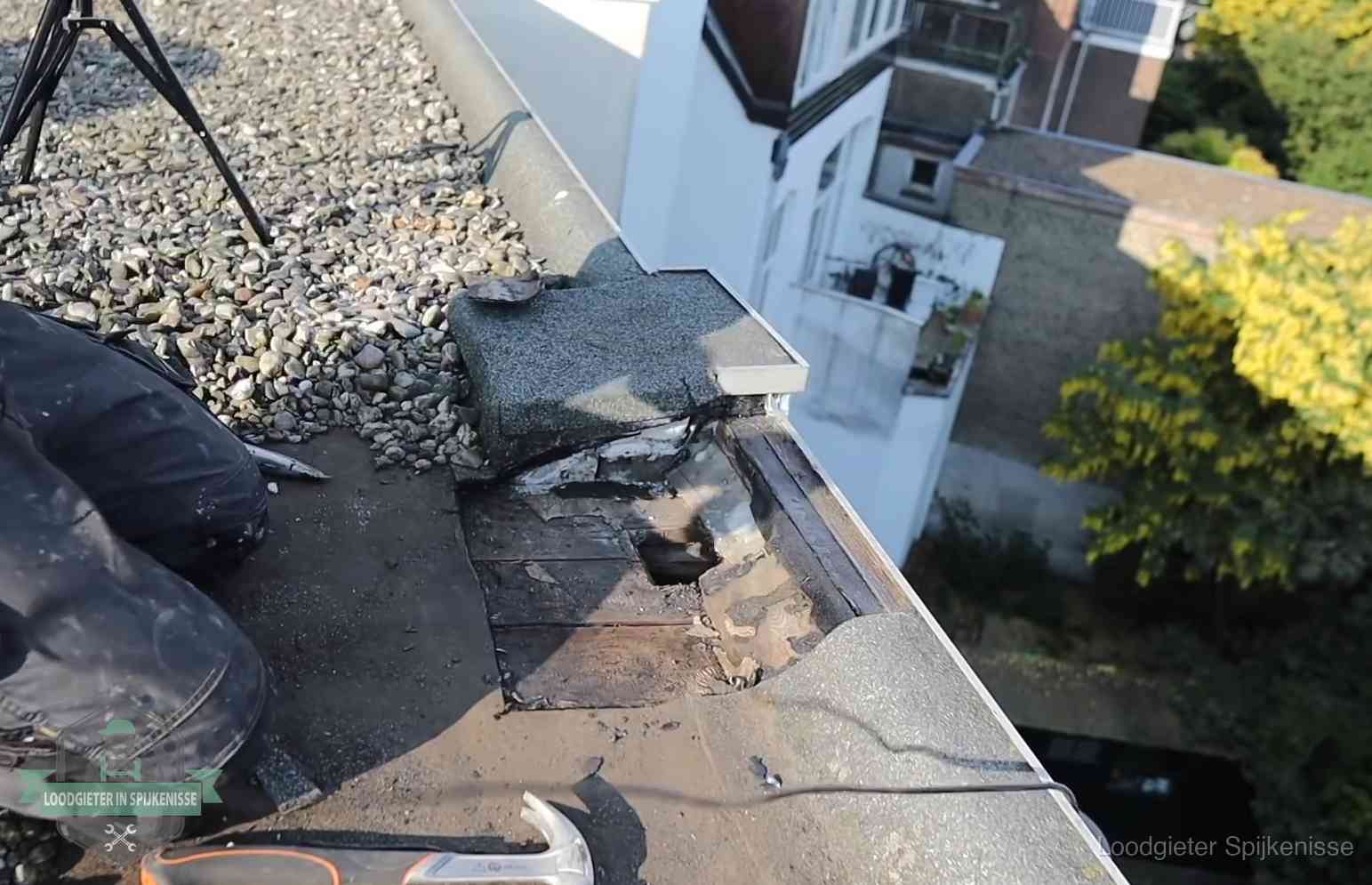 Gevolgen van een daklekkage in Spijkenisse Opengelegde dakrand met verrot dakbeschot door een langdurige daklekkage in Spijkenisse