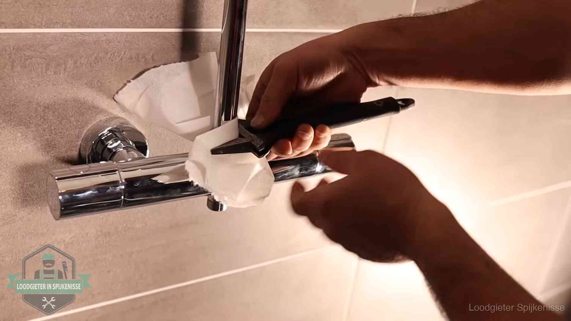 Loodgieter monteert een douchekraan met bescherming tegen krassen in Spijkenisse