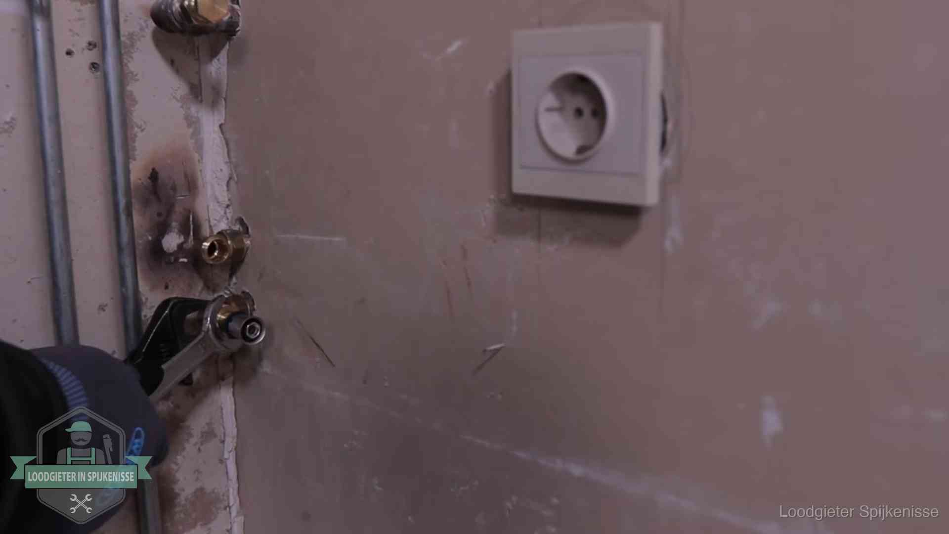 Monteur draait een perskoppeling vast op een leidingaansluiting in Spijkenisse