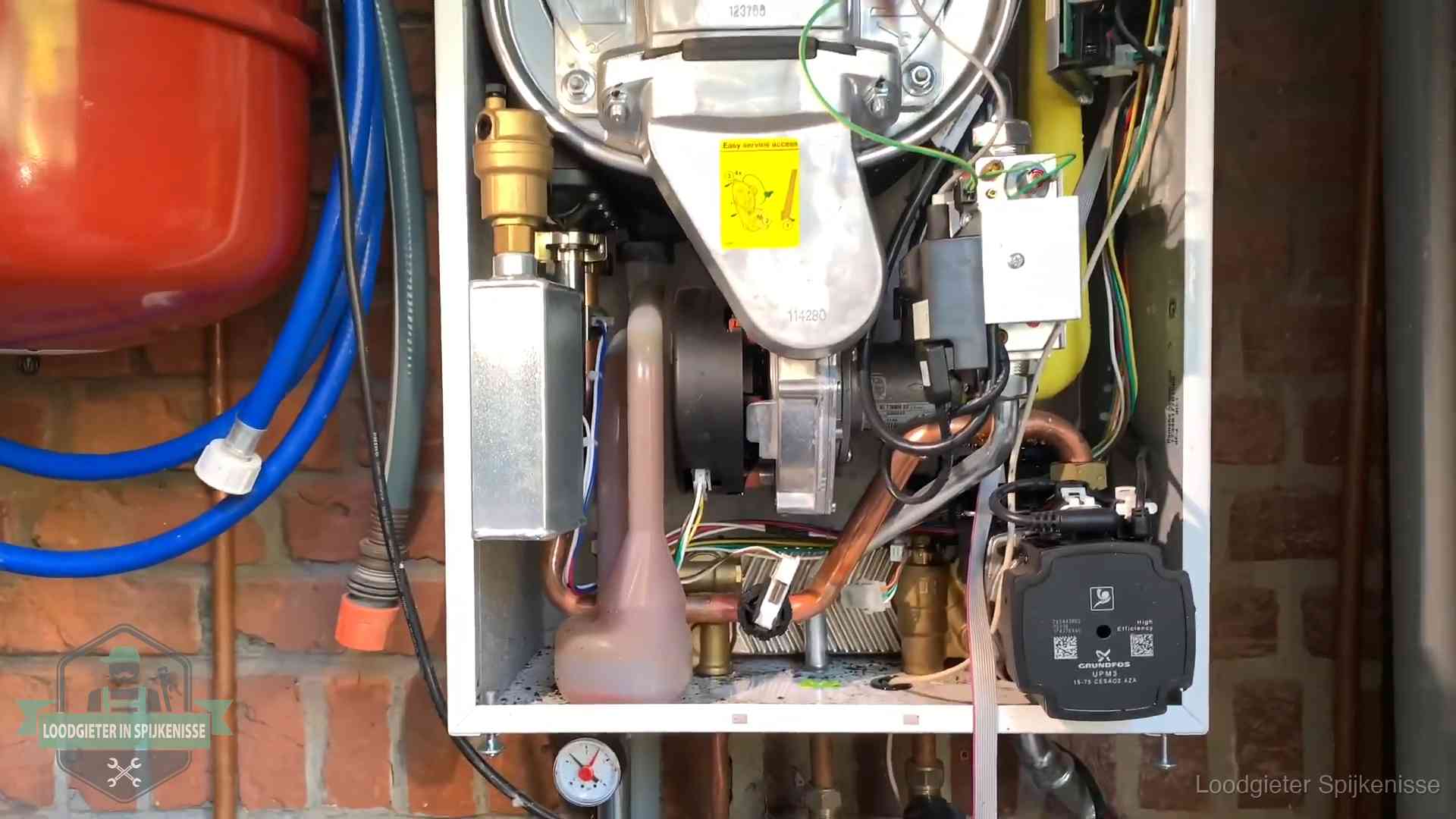Geopende cv-ketel met rood expansievat in een woning in Spijkenisse