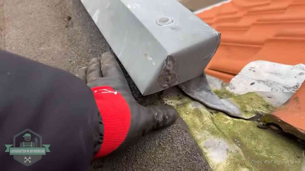 Hemelwaterafvoer en dakgoot controleren in Spijkenisse Controle van een zinken hemelwaterafvoer met loodslab bij dakpannen in Spijkenisse