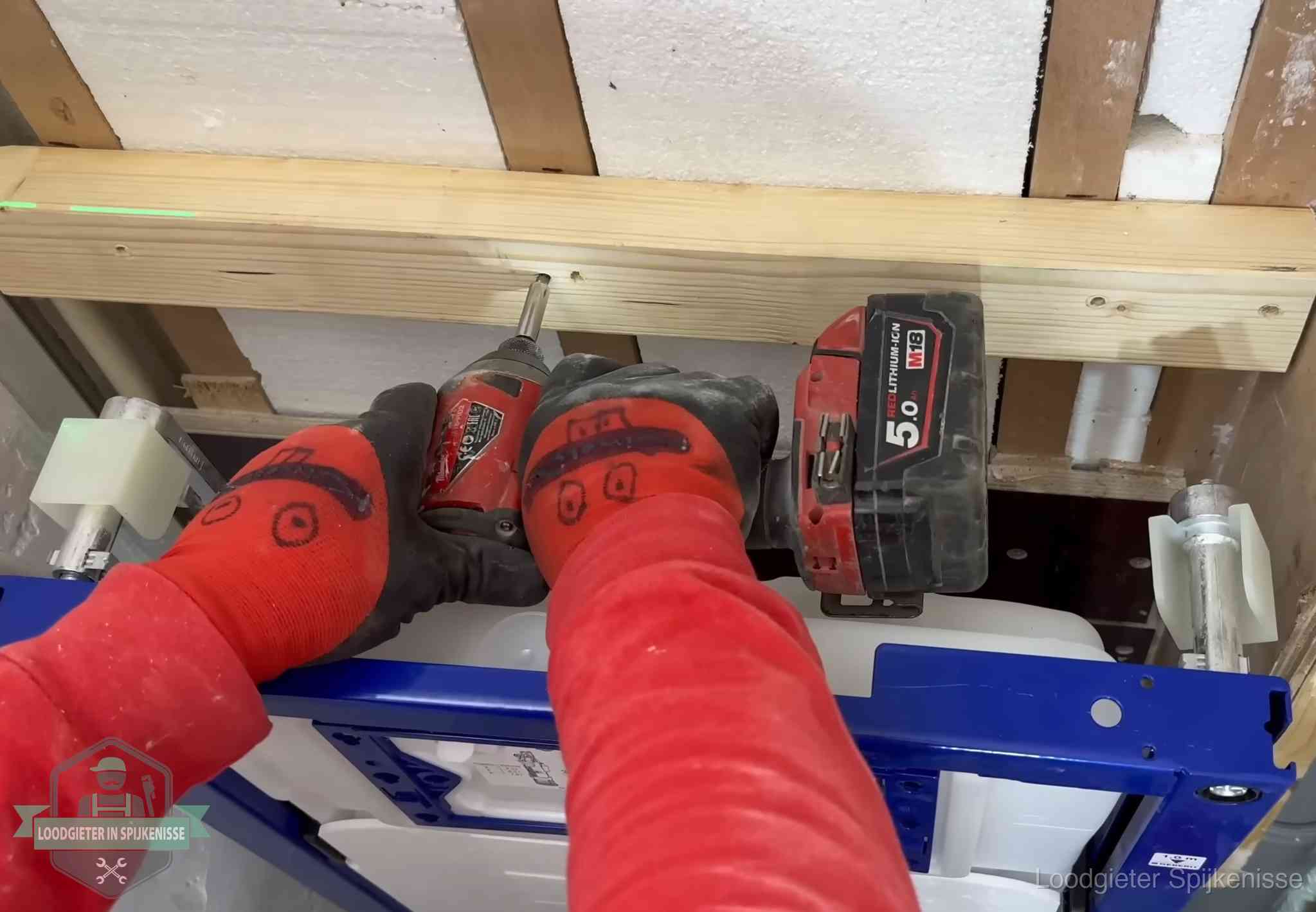 Fout in de wc-installatie opsporen in Spijkenisse Monteur bevestigt een inbouwreservoir voor een hangend toilet in Spijkenisse