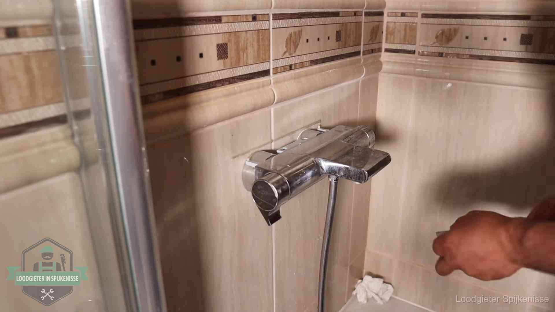 Verkalkte douche-mengkraan in Spijkenisse, hetzelfde kalk dat zich in de warmtewisselaar afzet