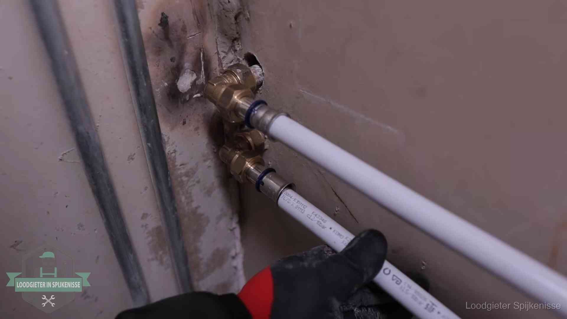 Meerlagenbuizen met keurmerk en rvs persfittingen op muuraansluitingen in Spijkenisse
