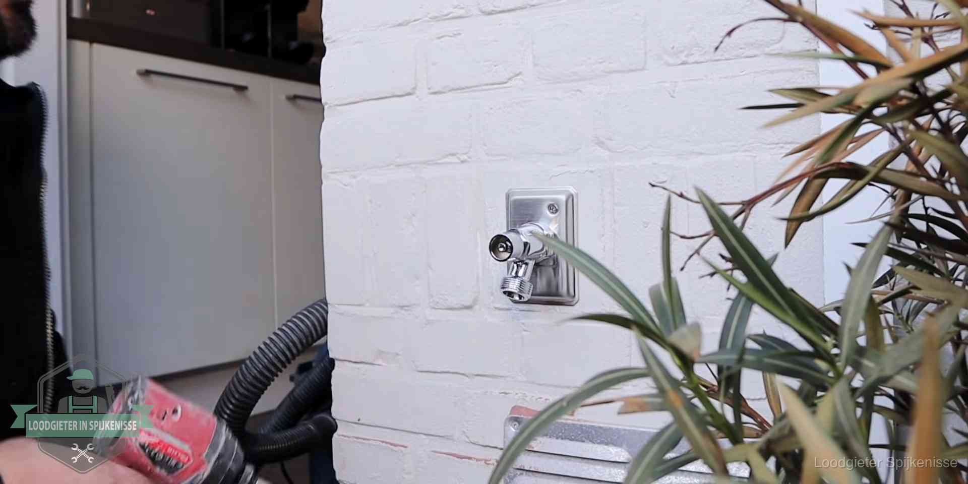 Daklek of leidinglek testen in Spijkenisse Chromen kraan op een muurplaat bij een woning in Spijkenisse, dichtdraaien is stap een van de lektest