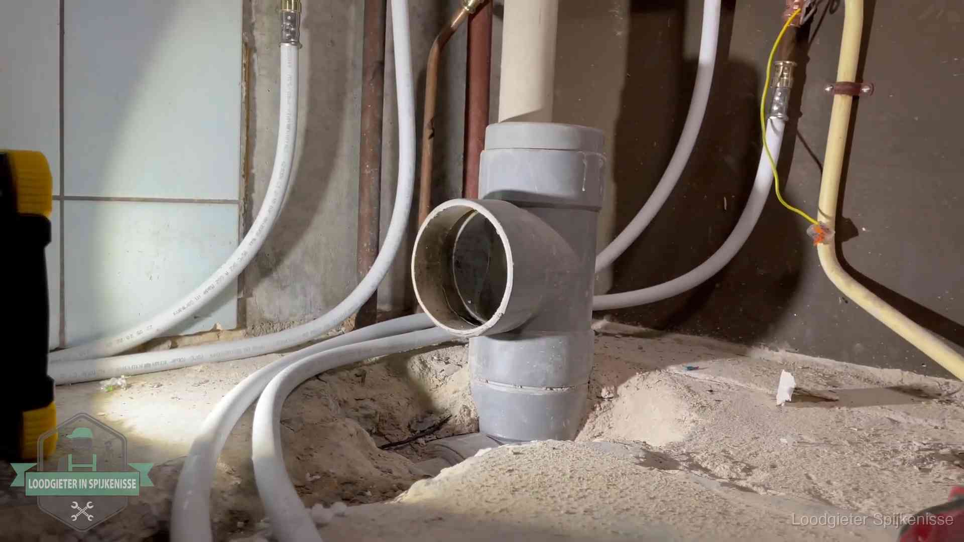 Vocht in kelder of kruipruimte in Spijkenisse Leidingwerk op de zandbodem van een kruipruimte in Spijkenisse, waar lekkages en vocht vaak samenkomen