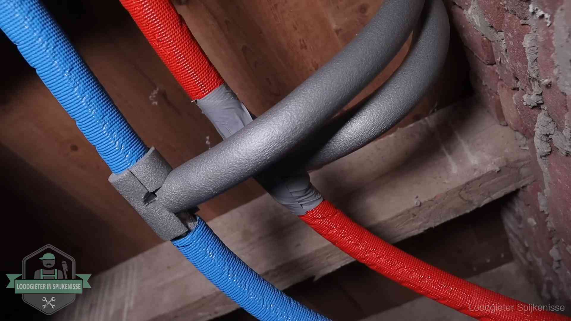 Bevroren leidingen voorkomen in Spijkenisse Geïsoleerde waterleidingen langs houten balken tegen bevriezing in Spijkenisse