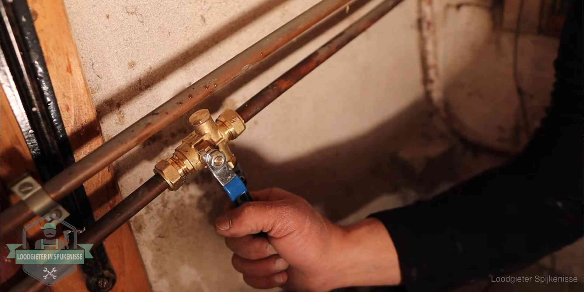 Van opsporen tot herstel in Spijkenisse Loodgieter monteert een messing kraan op oude koperen leidingen na lekdetectie in Spijkenisse