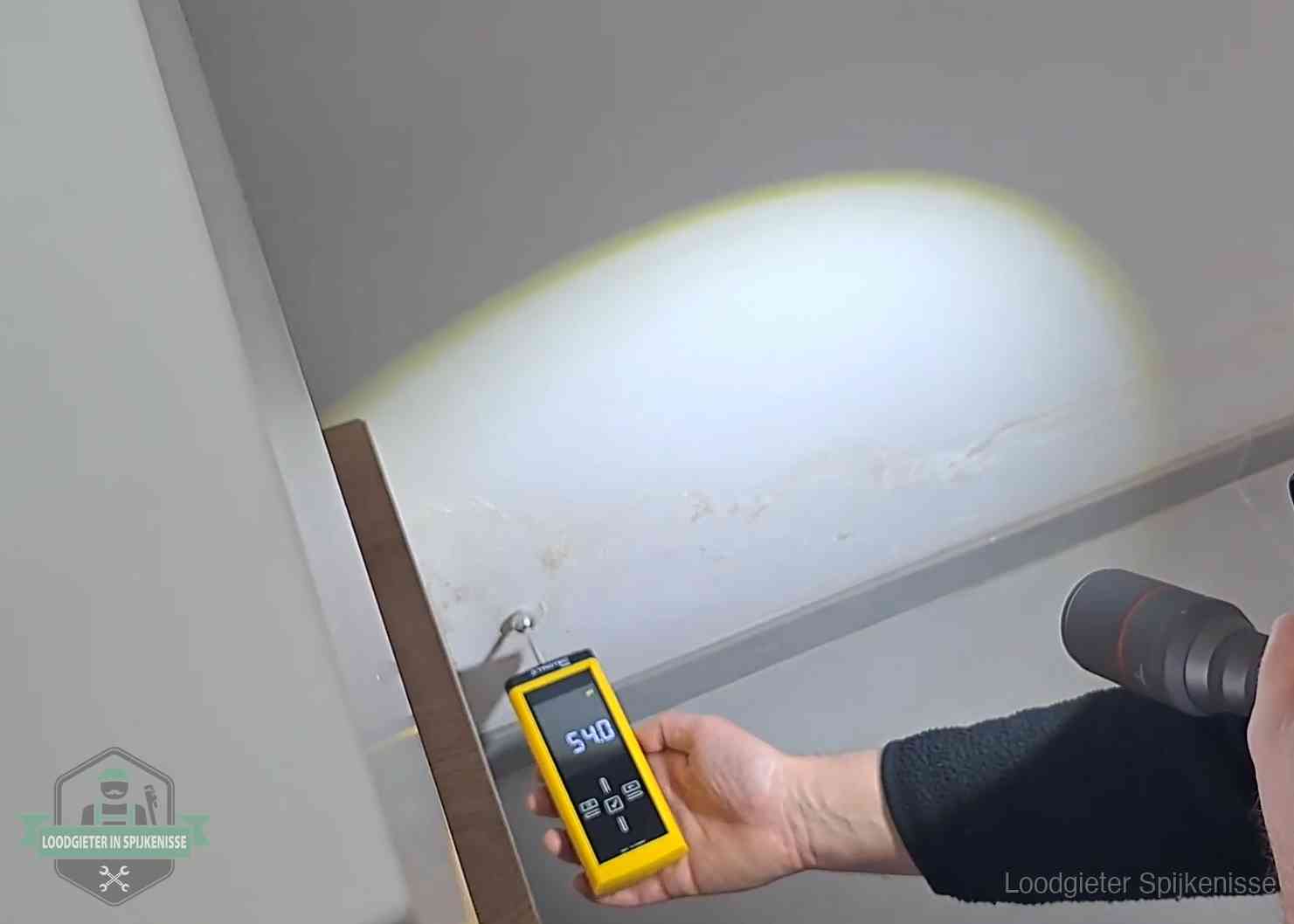 Lekdetectie-technieken in Spijkenisse Vochtmeter tegen een natte wand met lekkagesporen in Spijkenisse