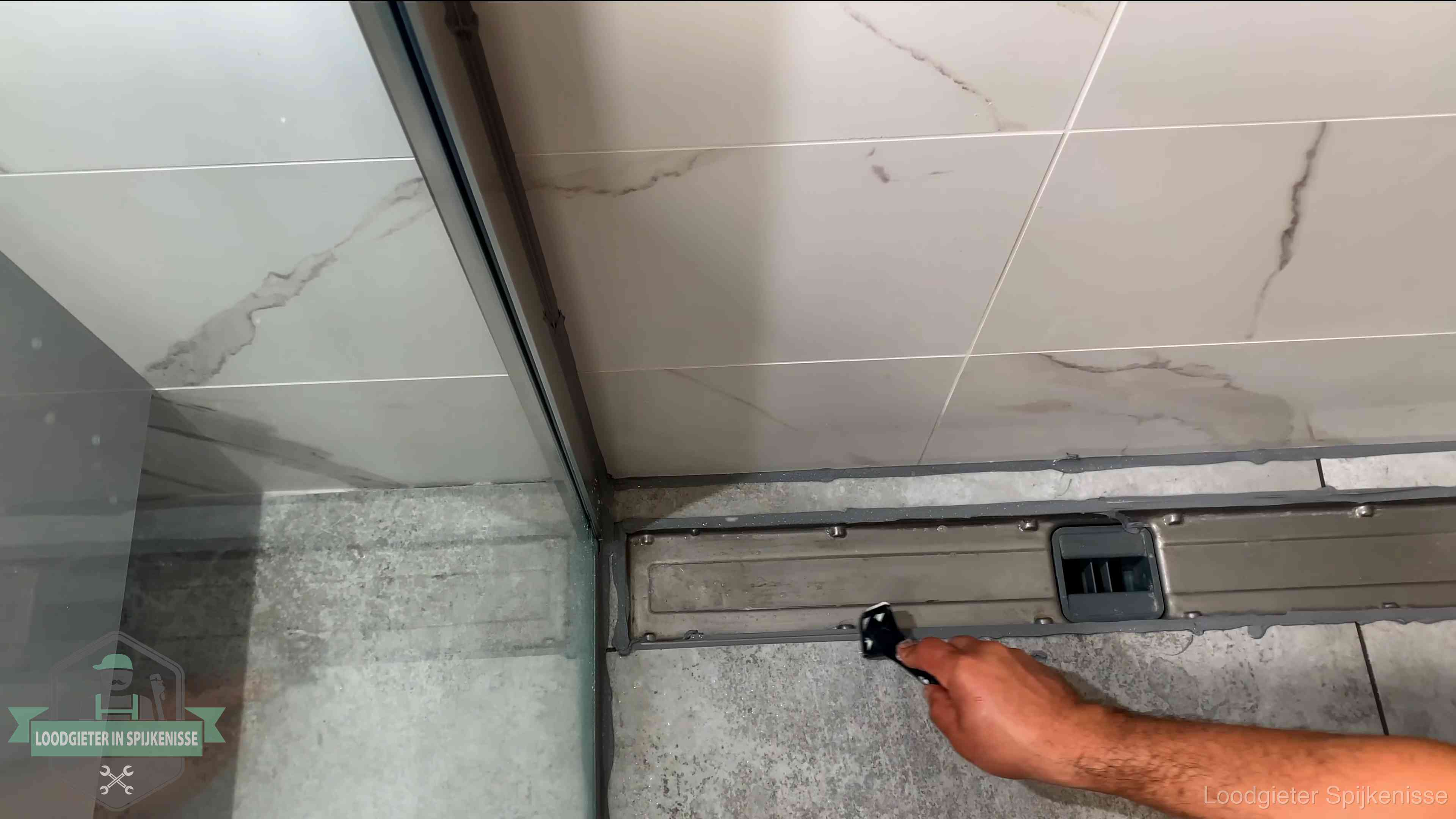 Lekkage in de badkamer verhelpen in Spijkenisse Verse kitrand langs de douchegoot in een betegelde badkamer in Spijkenisse