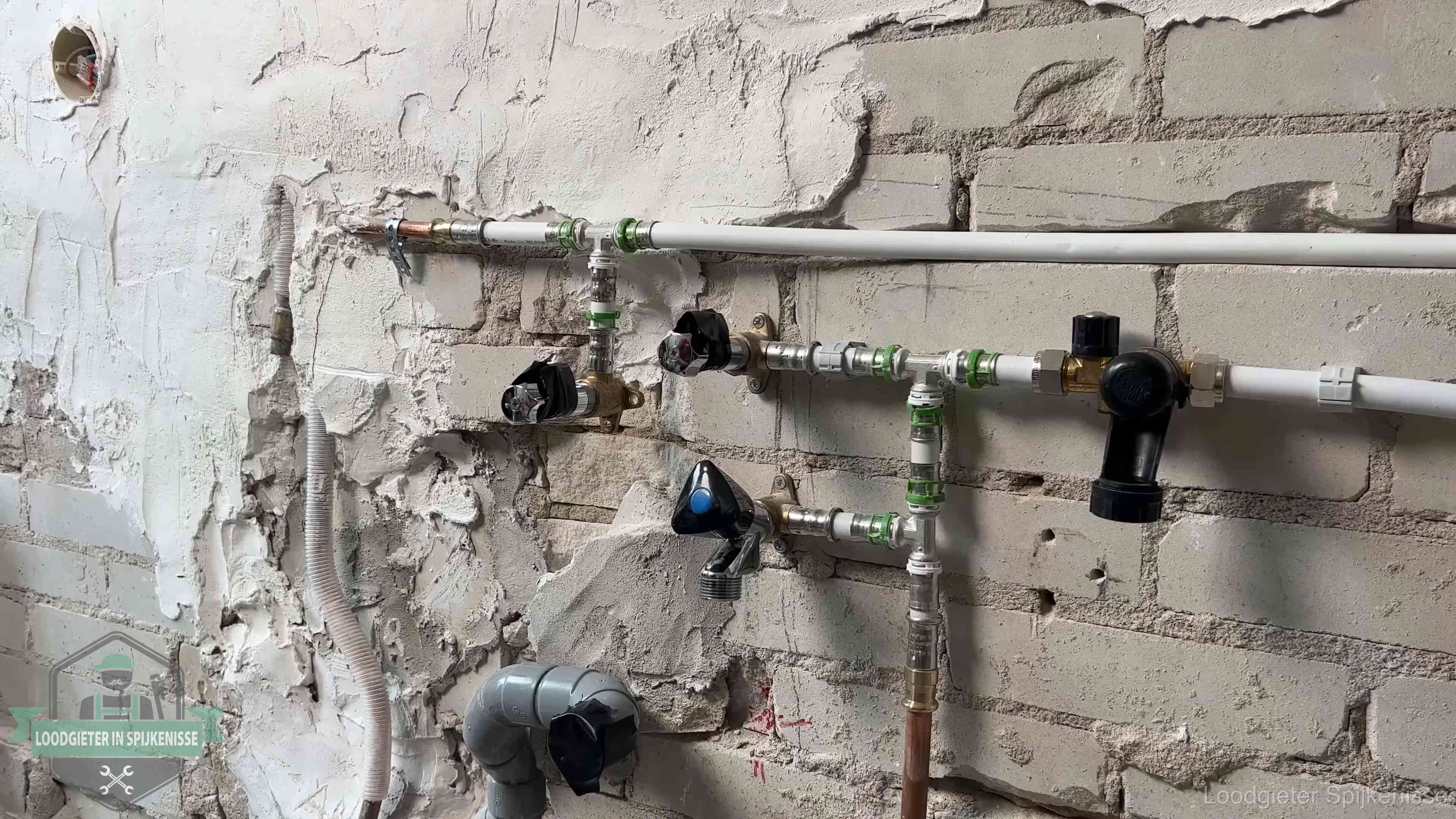 Nieuw aangelegd leidingwerk met persfittingen tijdens een verbouwing in Spijkenisse