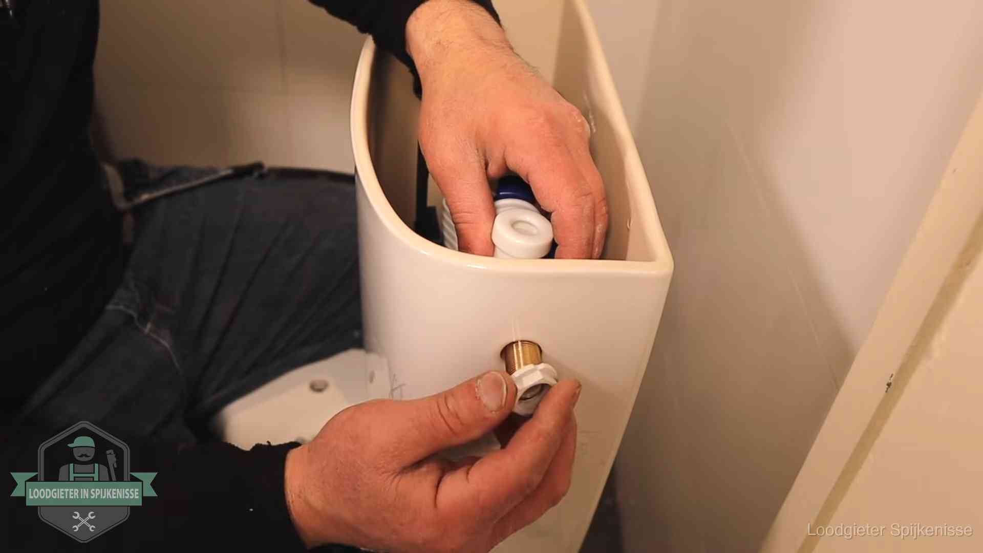 Loodgieter voor je verstopte wc in Spijkenisse Loodgieter monteert de vlotterkraan van een stortbak bij een toilet in Spijkenisse