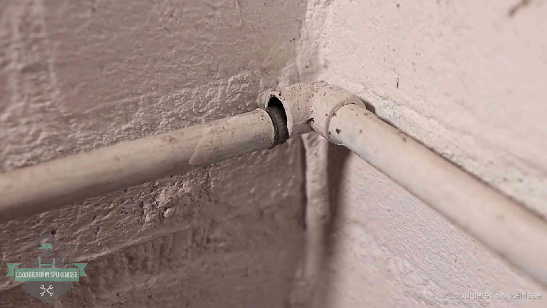 Oude waterleidingen en verborgen lekkage in Spijkenisse Oude geverfde waterleiding met een losliggende fitting in een woning in Spijkenisse