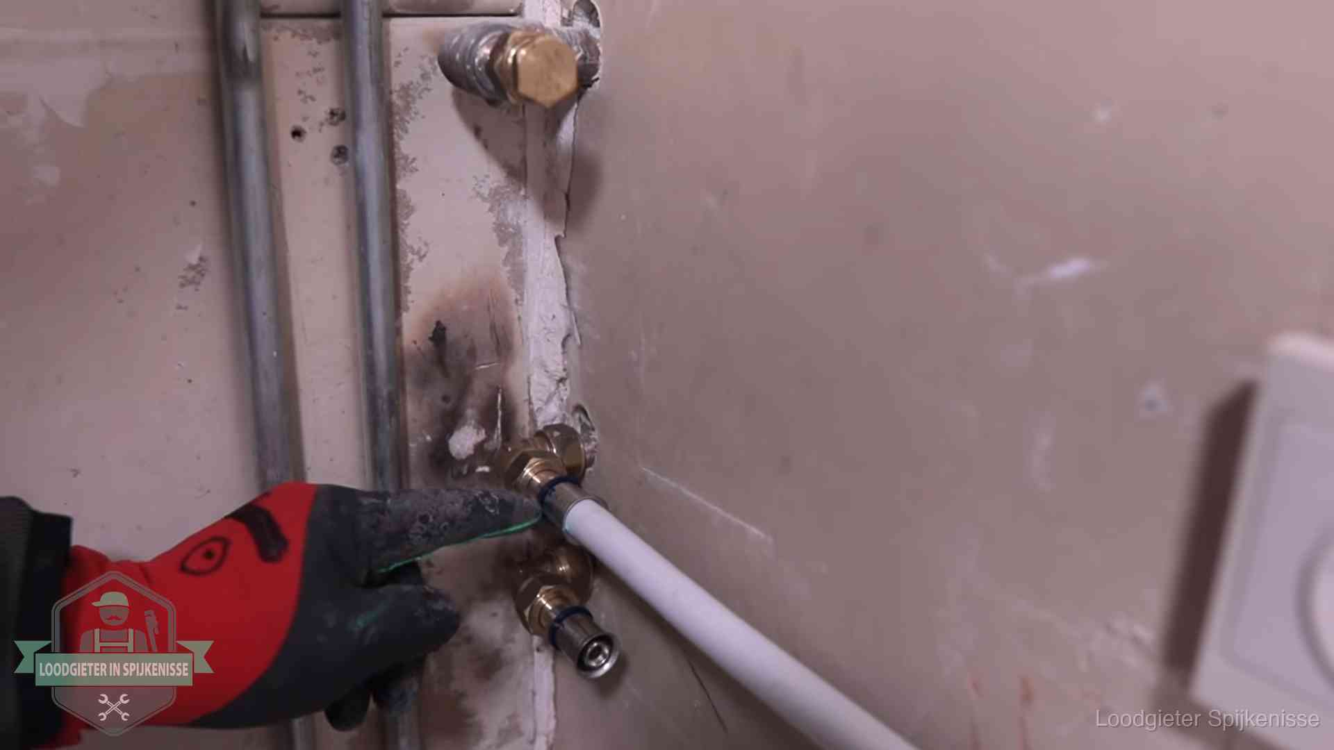 Loodgieter wijst de persfitting op nieuwe muuraansluitingen aan in een woning in Spijkenisse