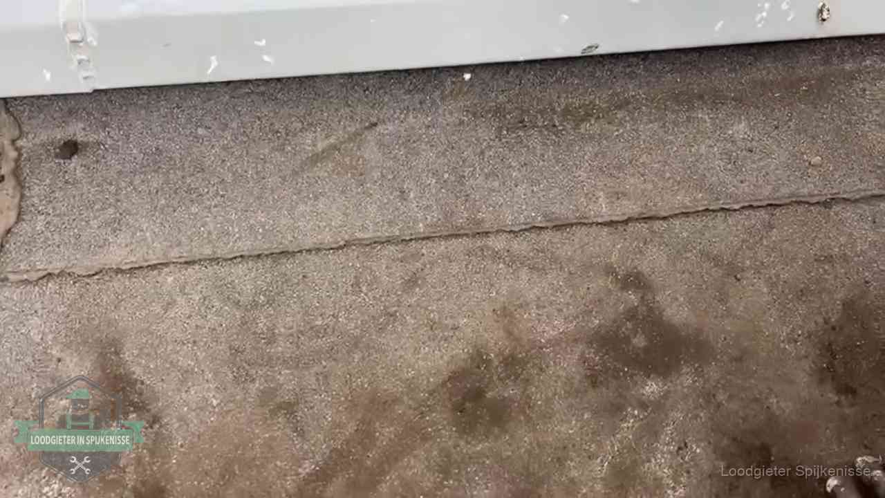 Stormschade en neerslag op daken in Spijkenisse Vochtplekken bij de naad van een plat dak na aanhoudende regen in Spijkenisse