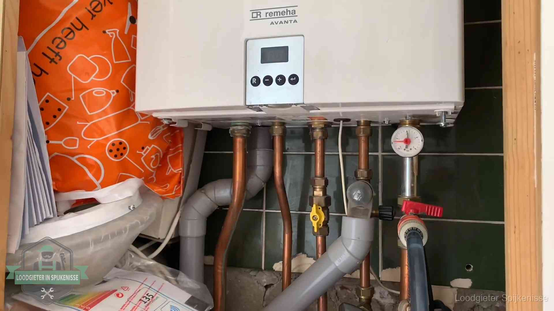 Oudere Remeha cv-ketel in een ketelkast in een woning in Spijkenisse