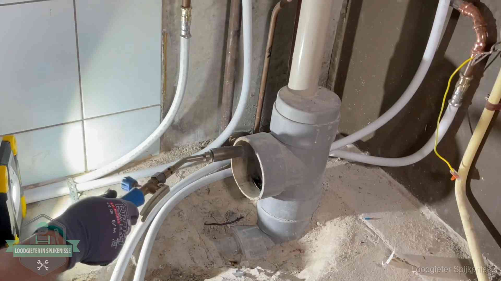Loodgieter werkt aan leidingen bij de pvc-standleiding van een huurwoning in Spijkenisse