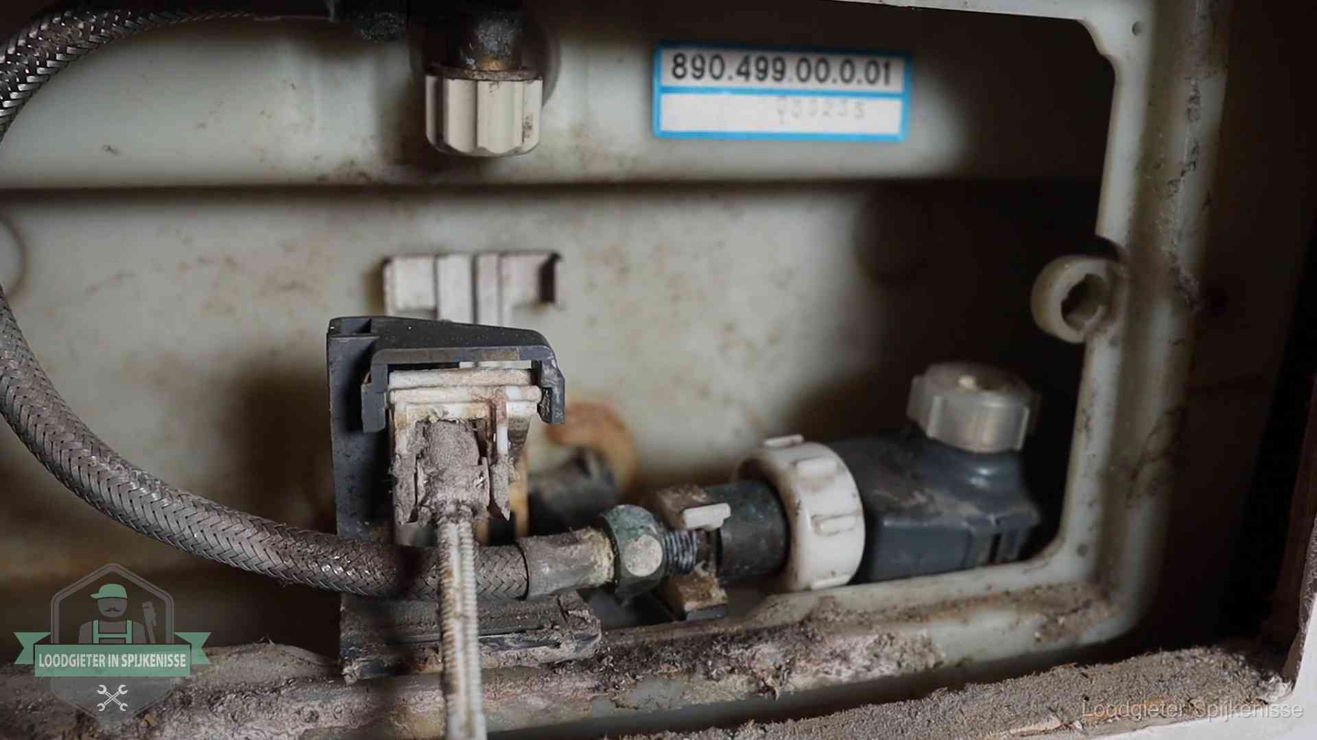 Stortbak en spoelmechanisme in Spijkenisse Verkalkt binnenwerk van een stortbak met vlotterkraan in Spijkenisse