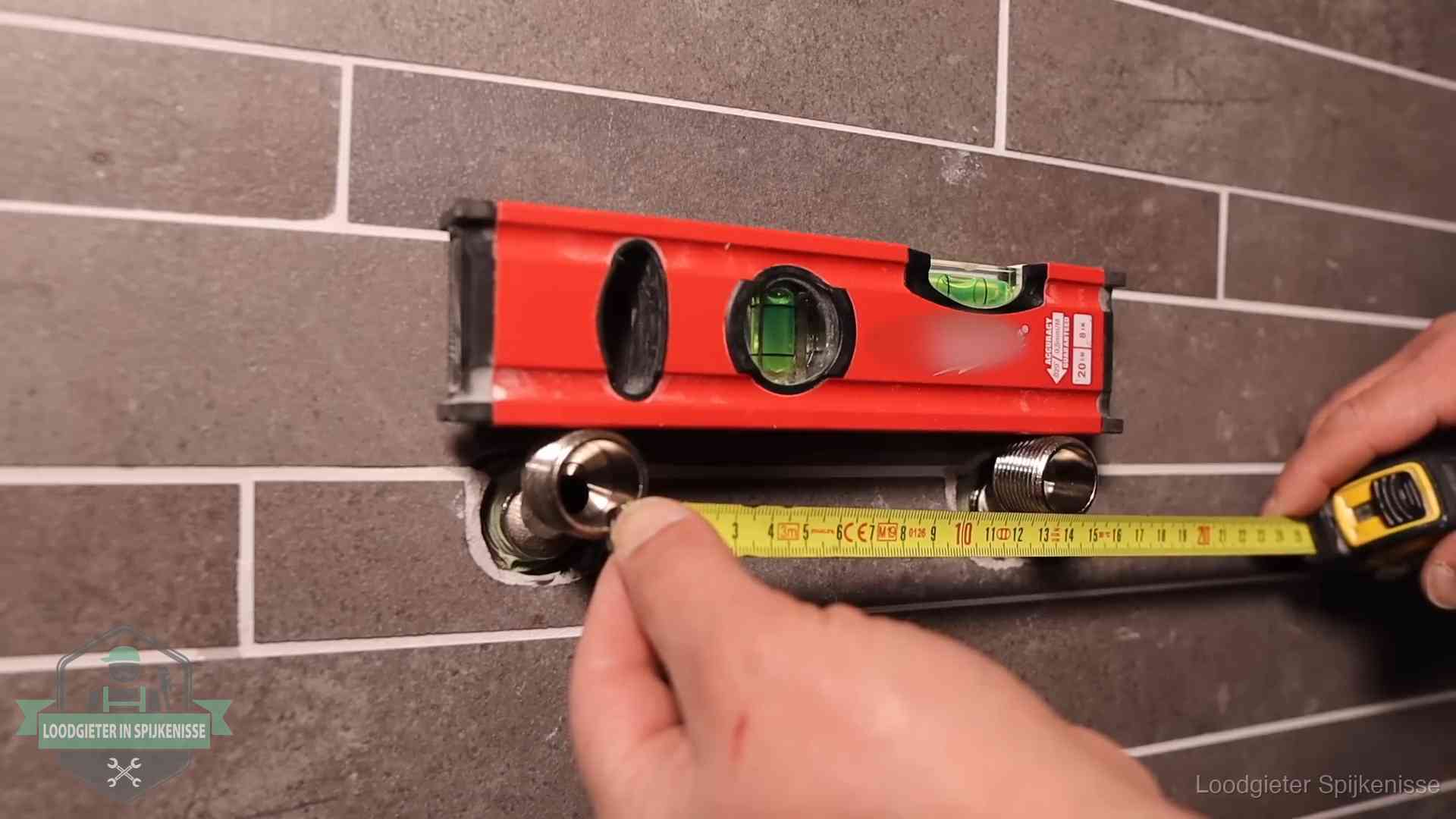 Waterpas en duimstok bij kraan-aansluitpunten in een badkamer in Spijkenisse