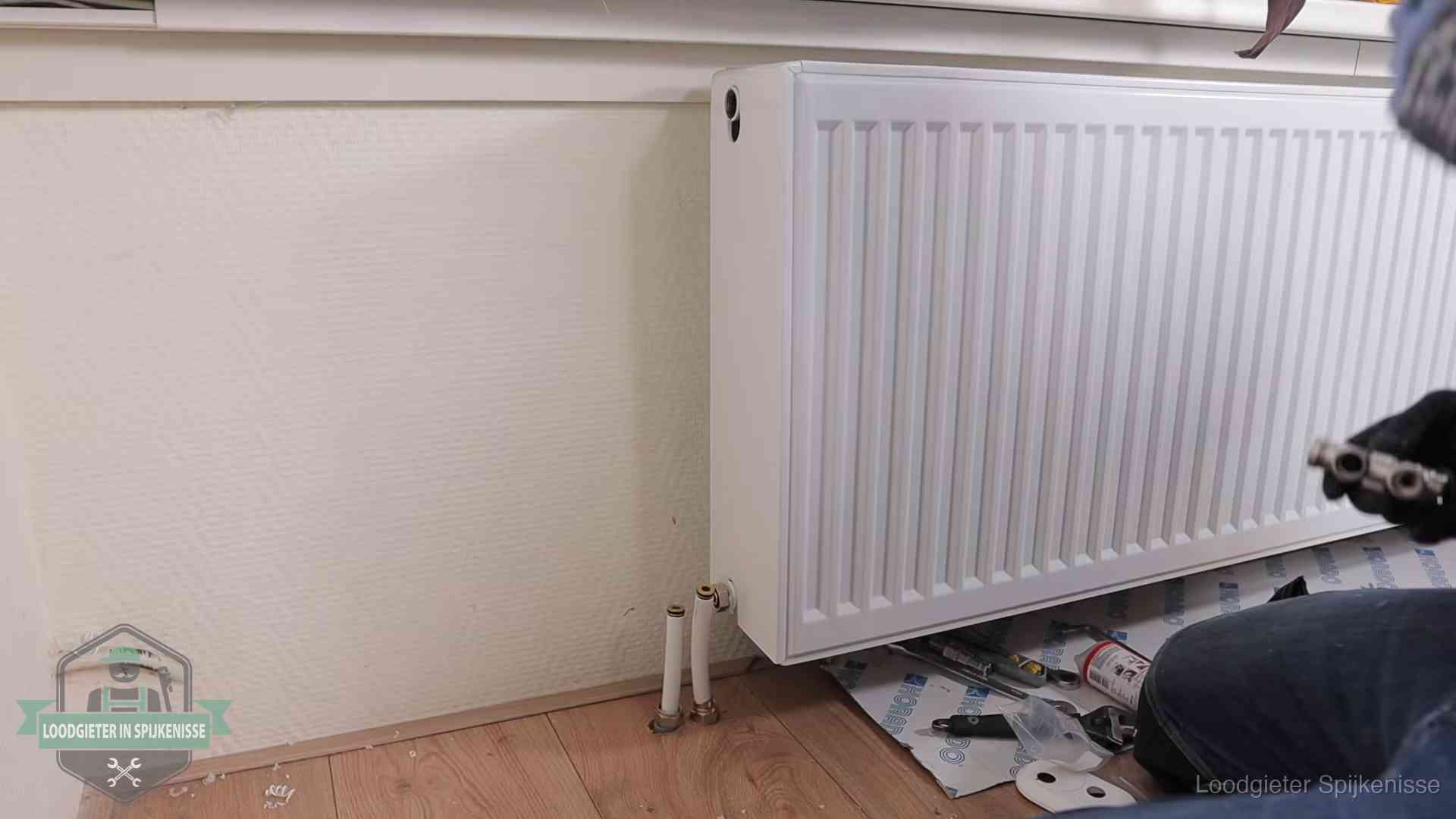 Nieuw gemonteerde radiator in een woonkamer in Spijkenisse