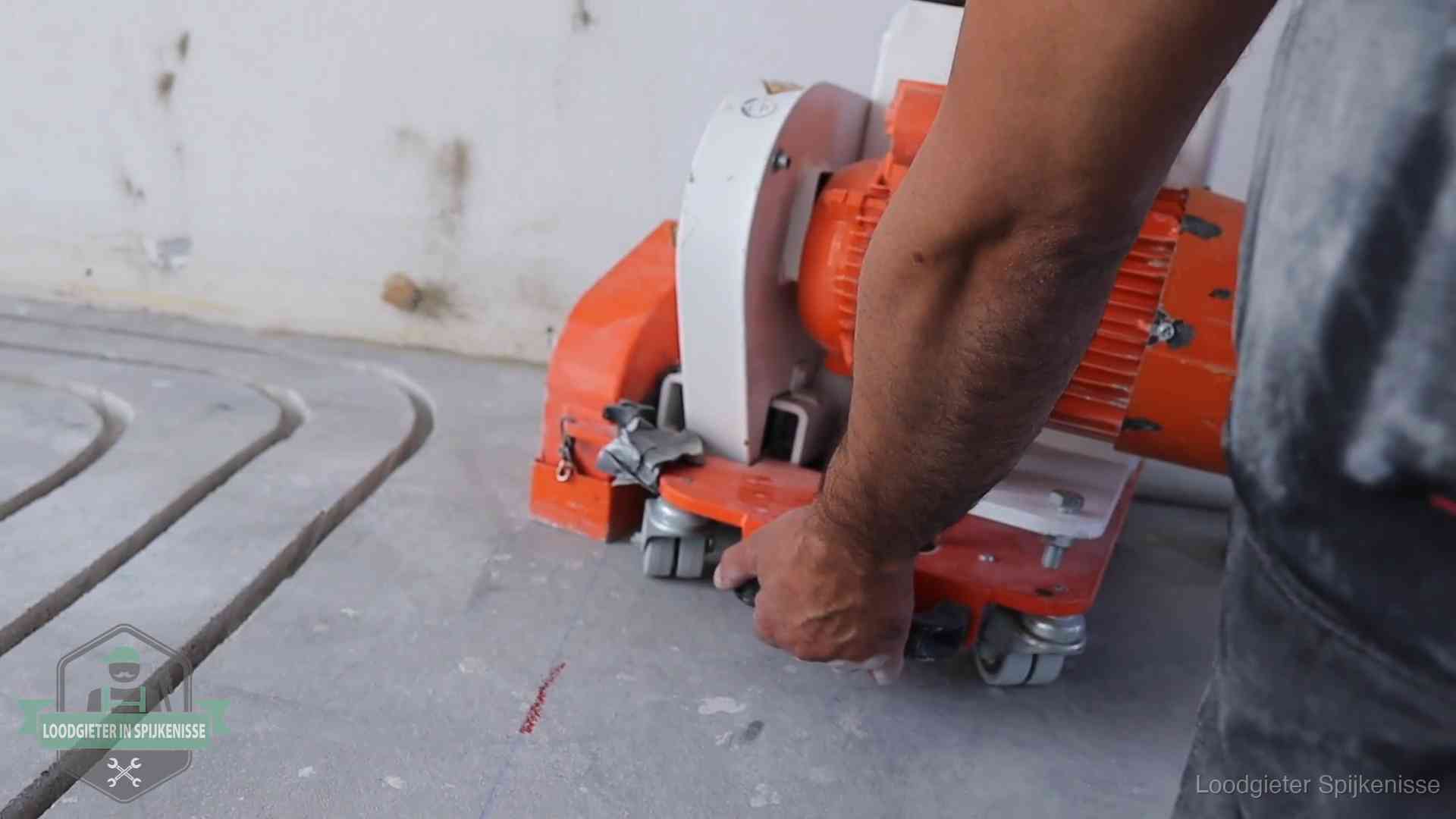 Lekkage in de vloerverwarming opsporen in Spijkenisse Sleuvenpatroon voor vloerverwarming in de dekvloer van een woning in Spijkenisse