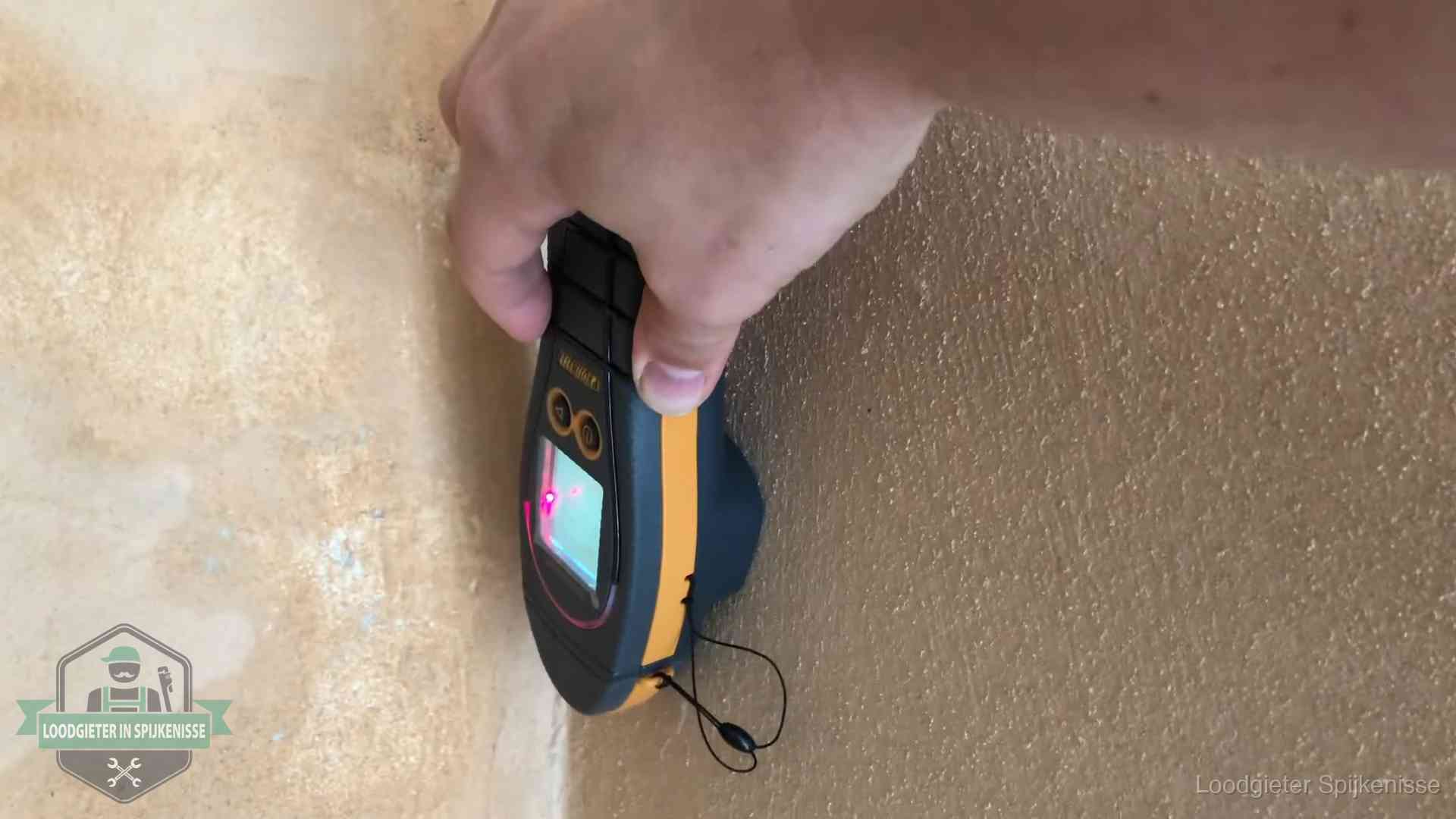 Daklekkage opsporen zonder hakwerk in Spijkenisse Vochtmeter tegen een muur met vochtplekken tijdens het opsporen van een daklekkage in Spijkenisse