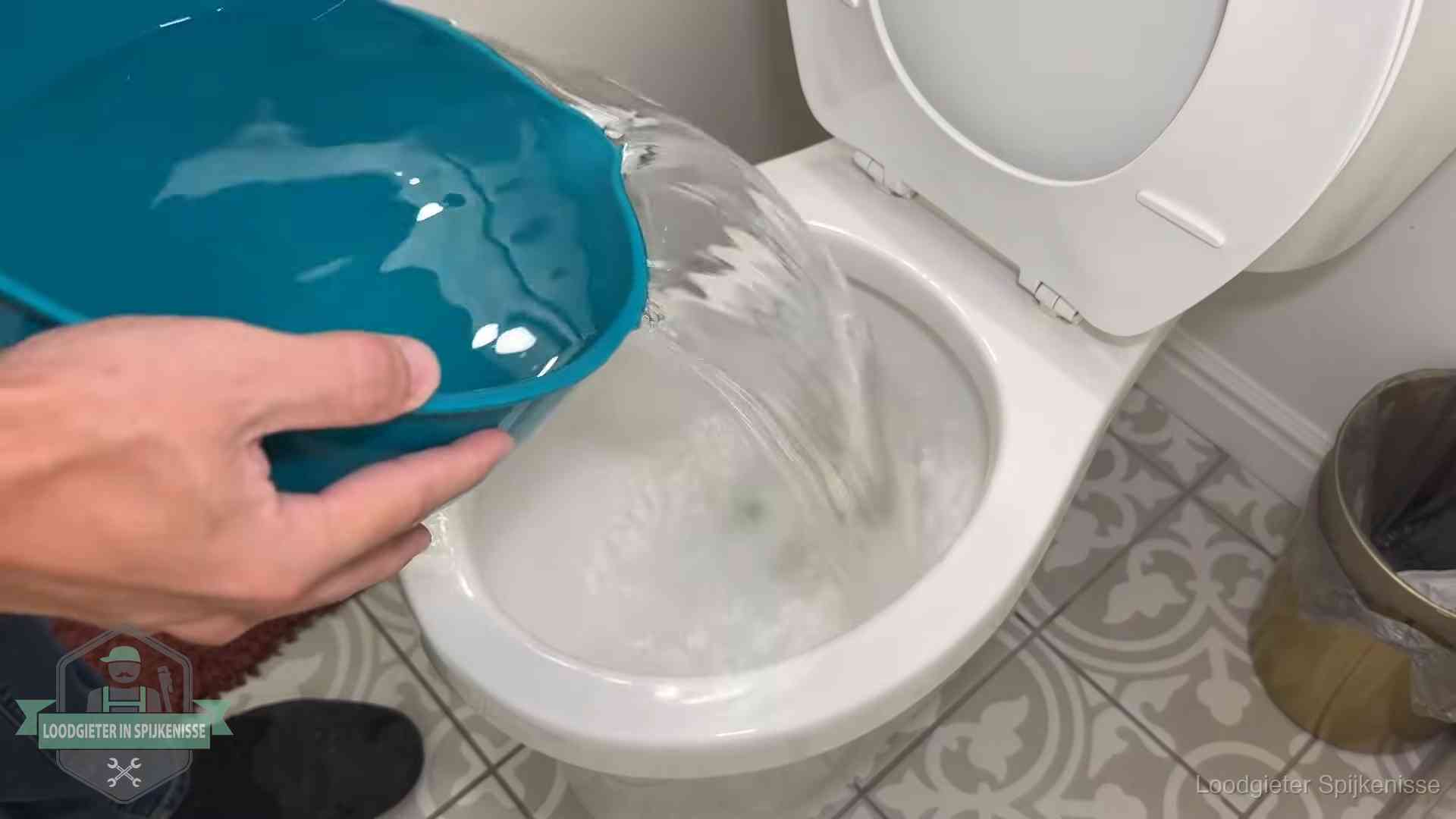 De warm-water-methode in Spijkenisse Warm water wordt voorzichtig in de wc-pot gegoten in Spijkenisse