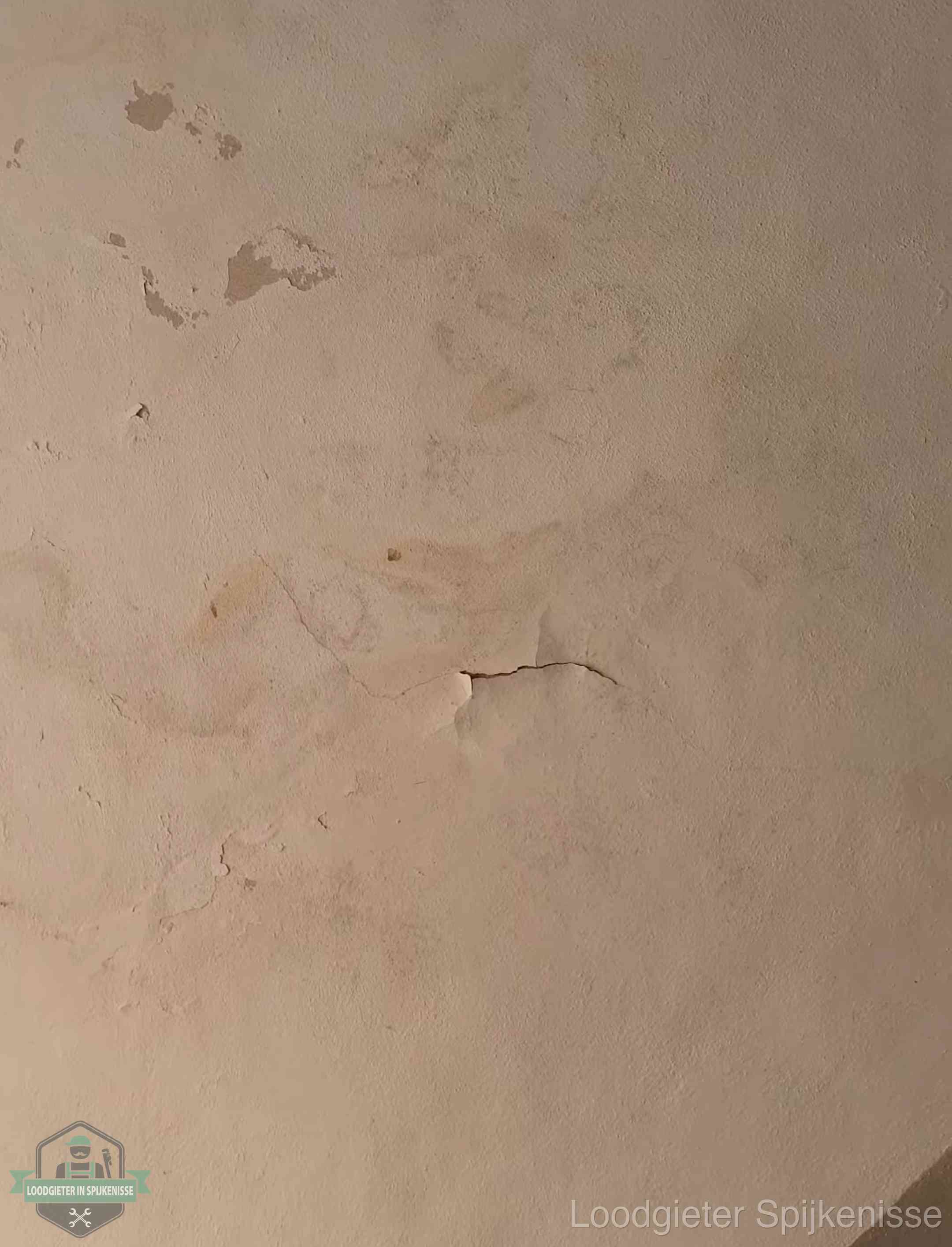 Meetrapport en verzekering in Spijkenisse Vochtkringen en afbladderende verf op een plafond in Spijkenisse, schade voor het meetrapport en de verzekering