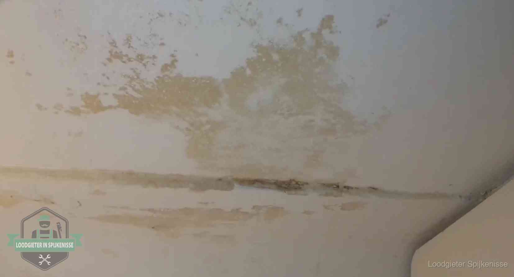Watervlekken op een plafond in Spijkenisse, schade die je bij de verzekering meldt