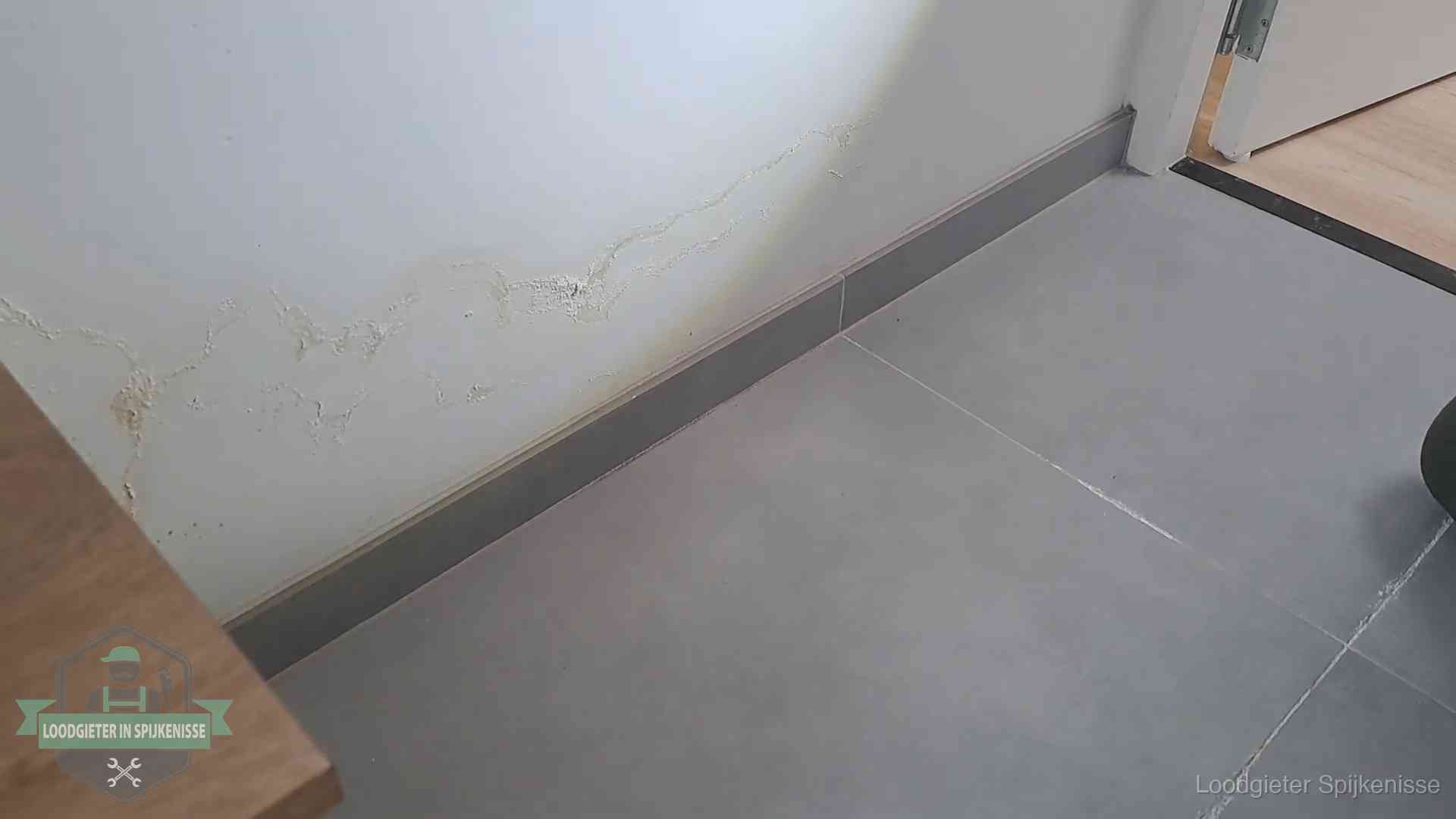 Verzekering en daklekkage in Spijkenisse Waterschade met kalkuitbloeiing op een binnenwand in Spijkenisse, vastgelegd voor de verzekering