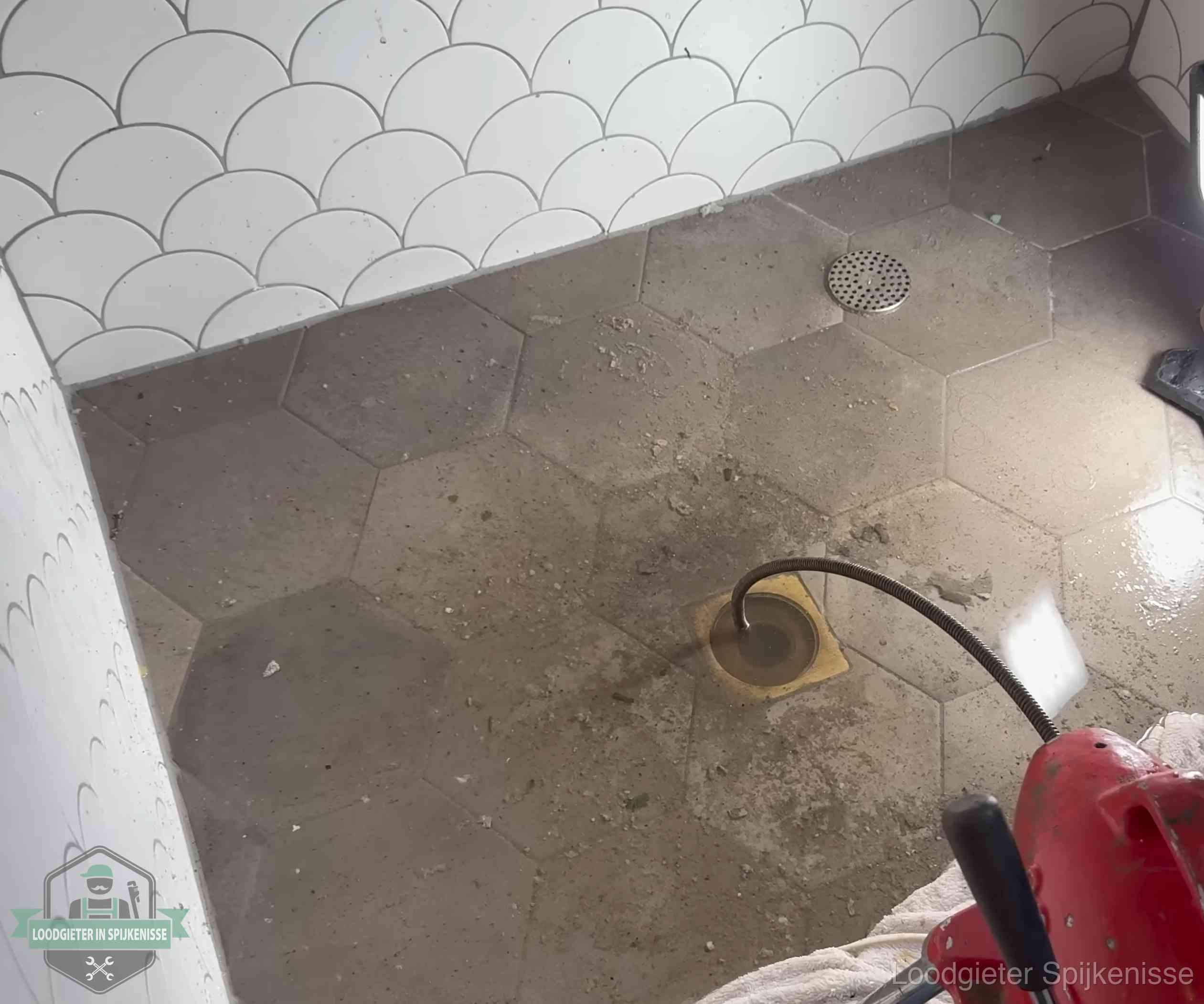 Stank uit wc of vloerput in Spijkenisse Vloerput met waterslot in een badkamer in Spijkenisse, een bron van stank als het waterslot droogstaat