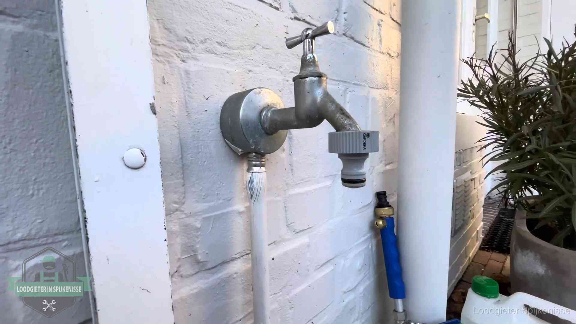 Hoge waterrekening in Spijkenisse Buitenkraan met slangaansluiting bij een woning in Spijkenisse, sluipverbruik zie je terug op de waterrekening