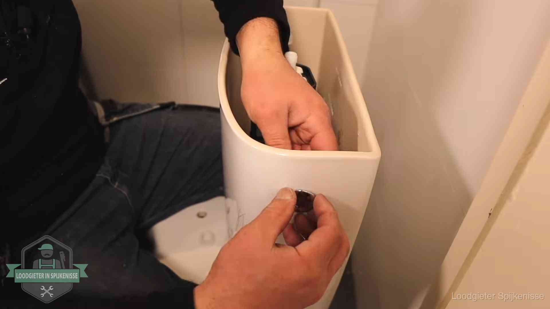 Je wc verstoppingsvrij houden in Spijkenisse Drukknop van een duoblok-stortbak wordt gemonteerd bij een toilet in Spijkenisse