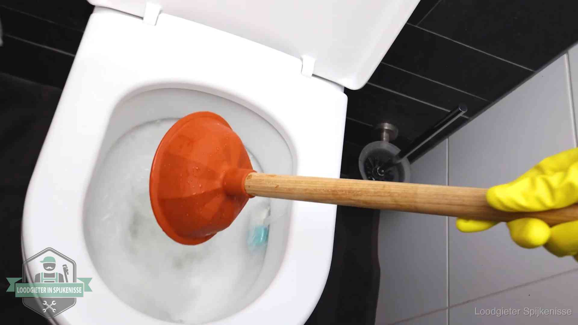 Wc ontstoppen met de plopper in Spijkenisse Plopper wordt in de wc-pot gedrukt bij het ontstoppen van een toilet in Spijkenisse