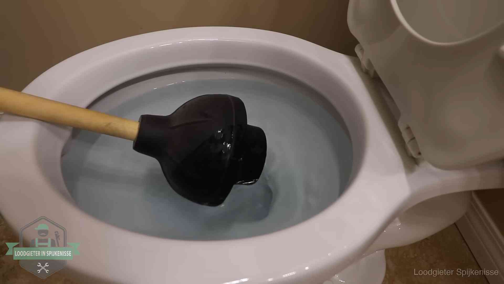Wc vol water in Spijkenisse Plopper in een wc-pot die vol water staat in Spijkenisse